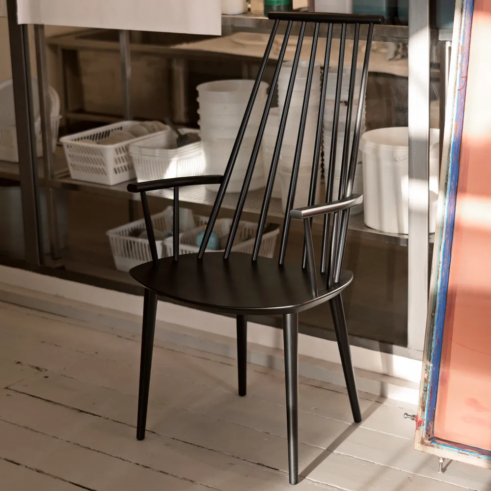 Krzesło z podłokietnikami J110, Black lacquered beech HAY