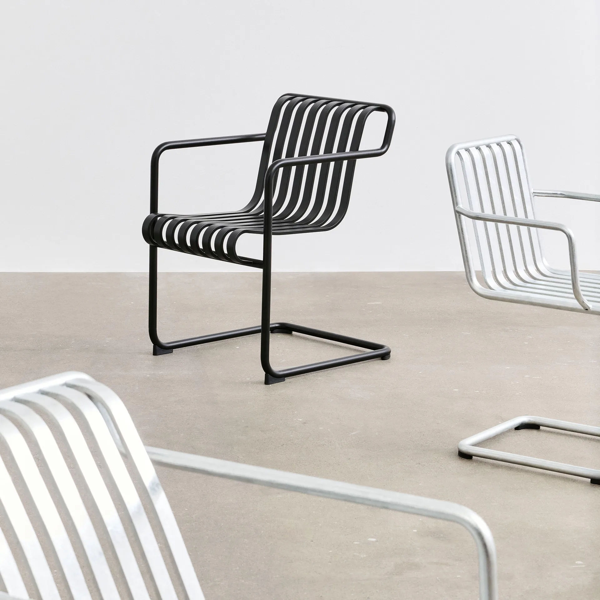 Krzesło z podłokietnikami Palissade Cantilever Dining, Anthracite HAY