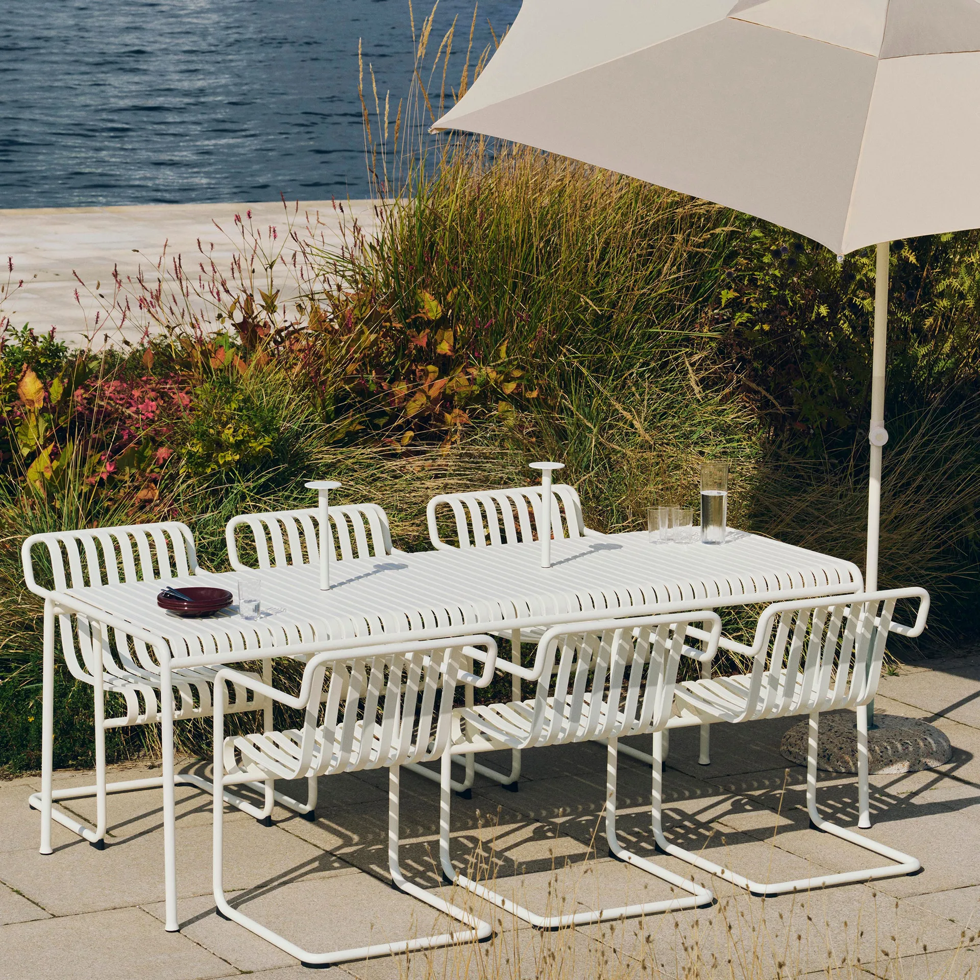 Krzesło z podłokietnikami Palissade Cantilever Dining, Cream white HAY