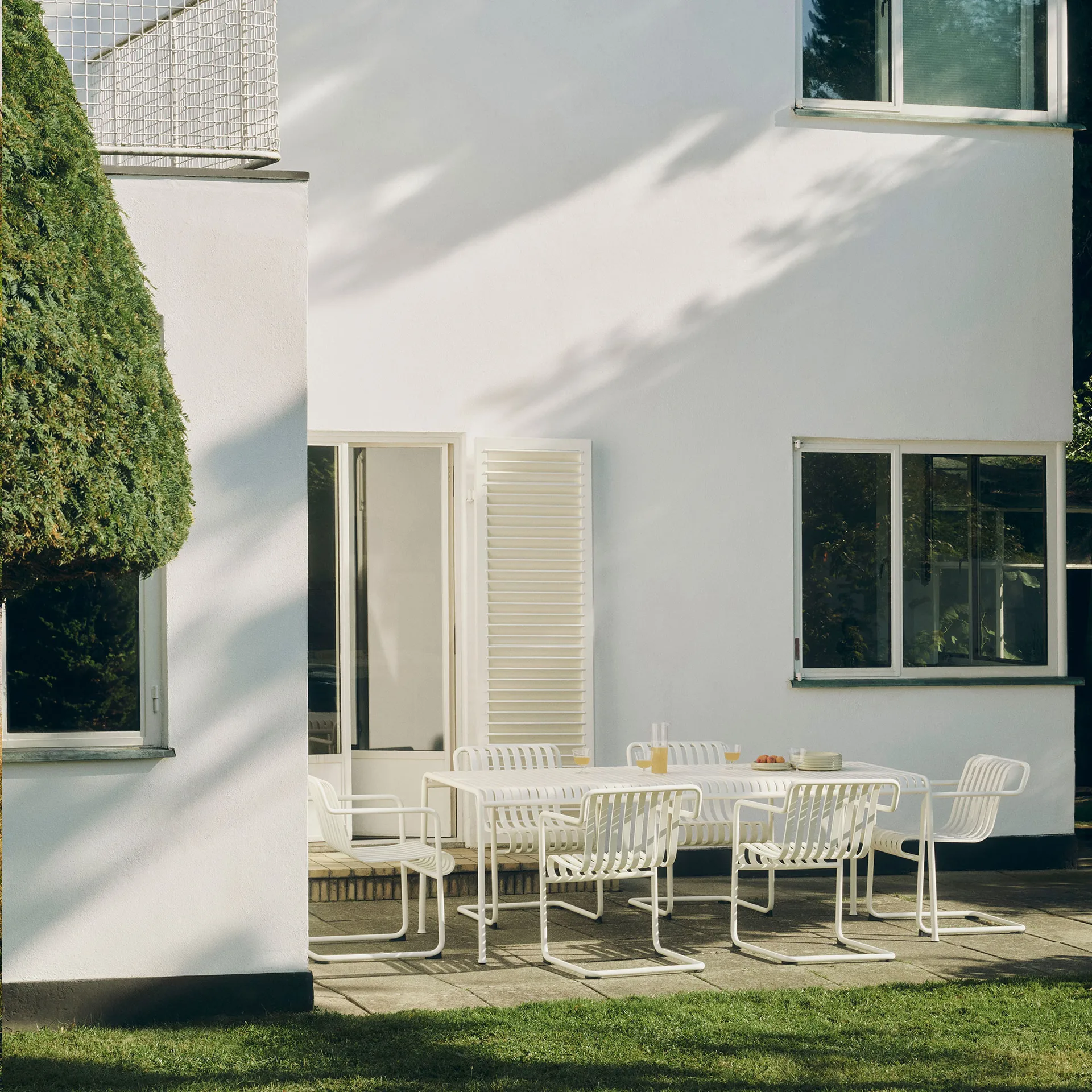 Krzesło z podłokietnikami Palissade Cantilever Dining, Cream white HAY