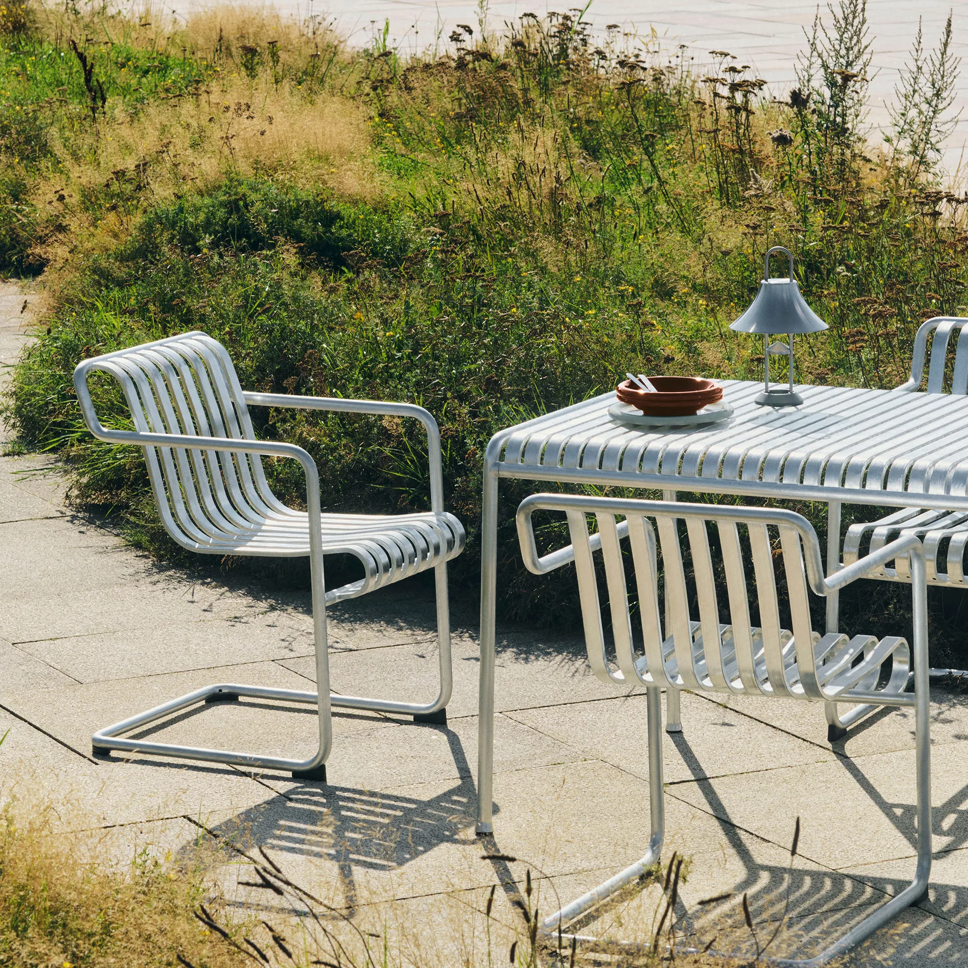 Krzesło z podłokietnikami Palissade Cantilever Dining, Hot galvanised steel HAY