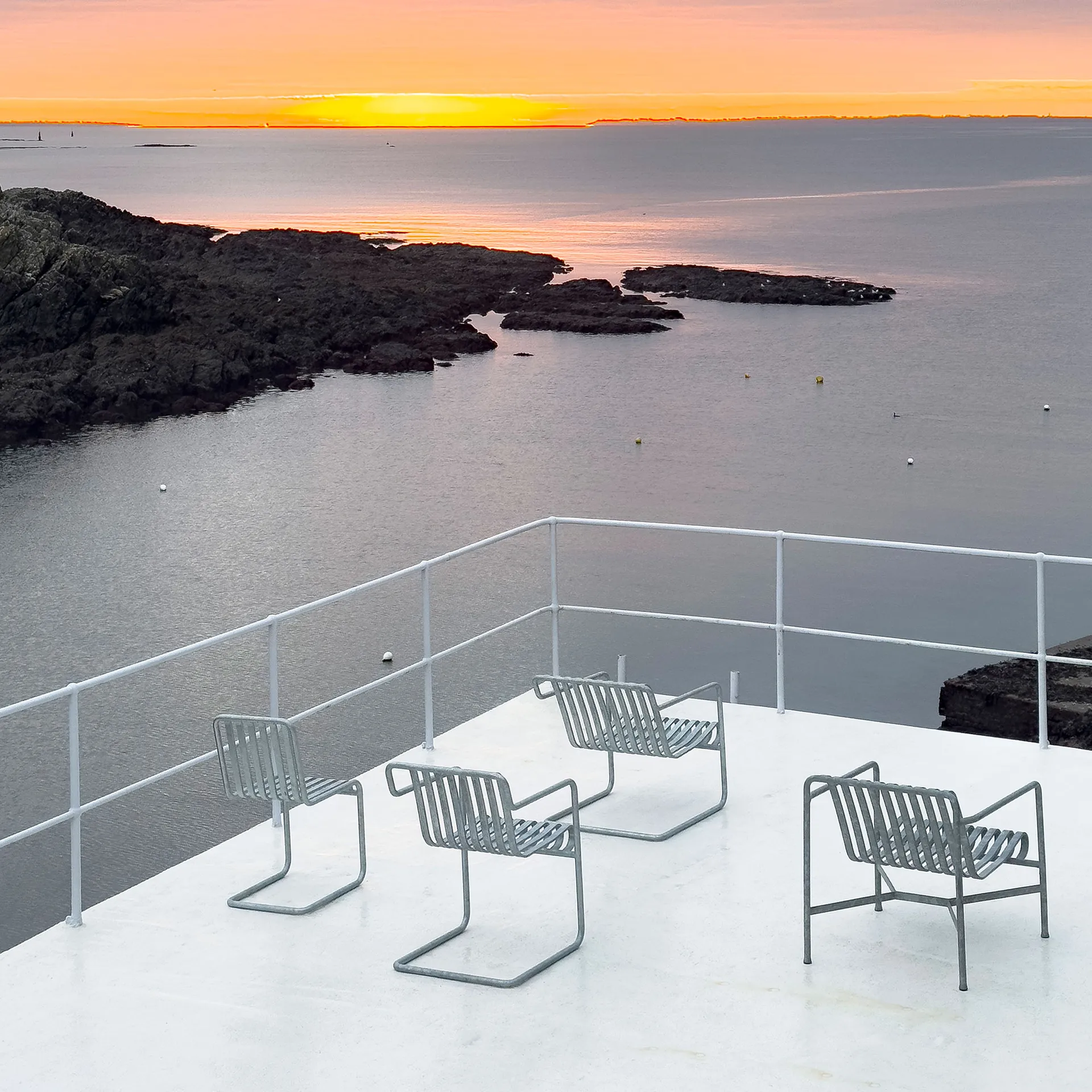 Krzesło z podłokietnikami Palissade Cantilever Dining, Hot galvanised steel HAY