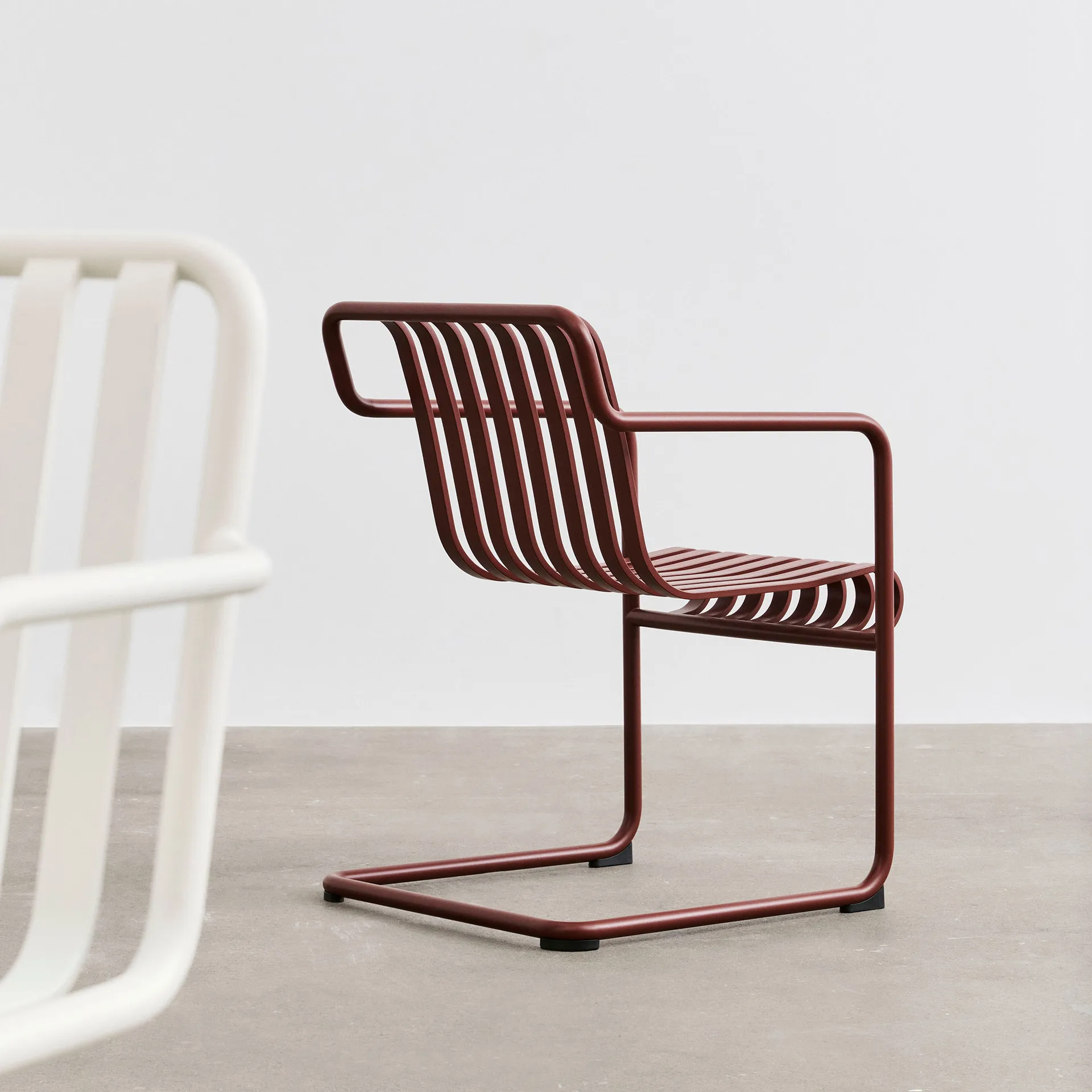 Krzesło z podłokietnikami Palissade Cantilever Dining, Iron red HAY