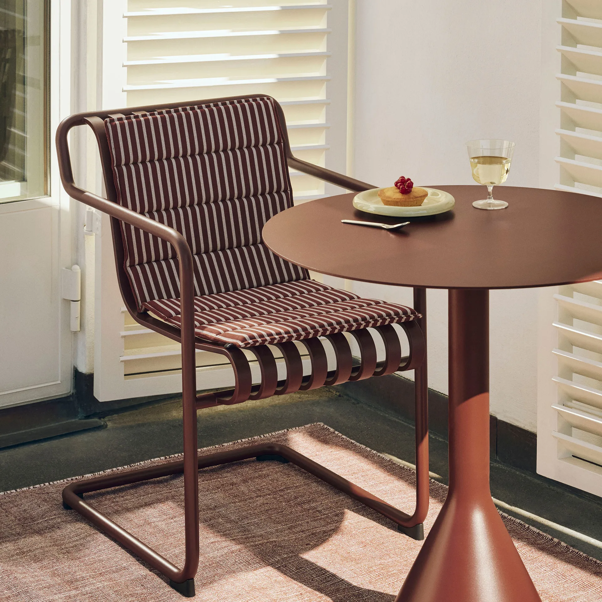 Krzesło z podłokietnikami Palissade Cantilever Dining, Iron red HAY