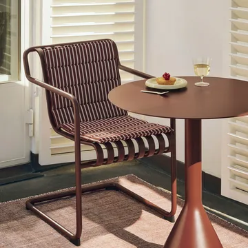 Krzesło z podłokietnikami Palissade Cantilever Dining - Iron red - HAY