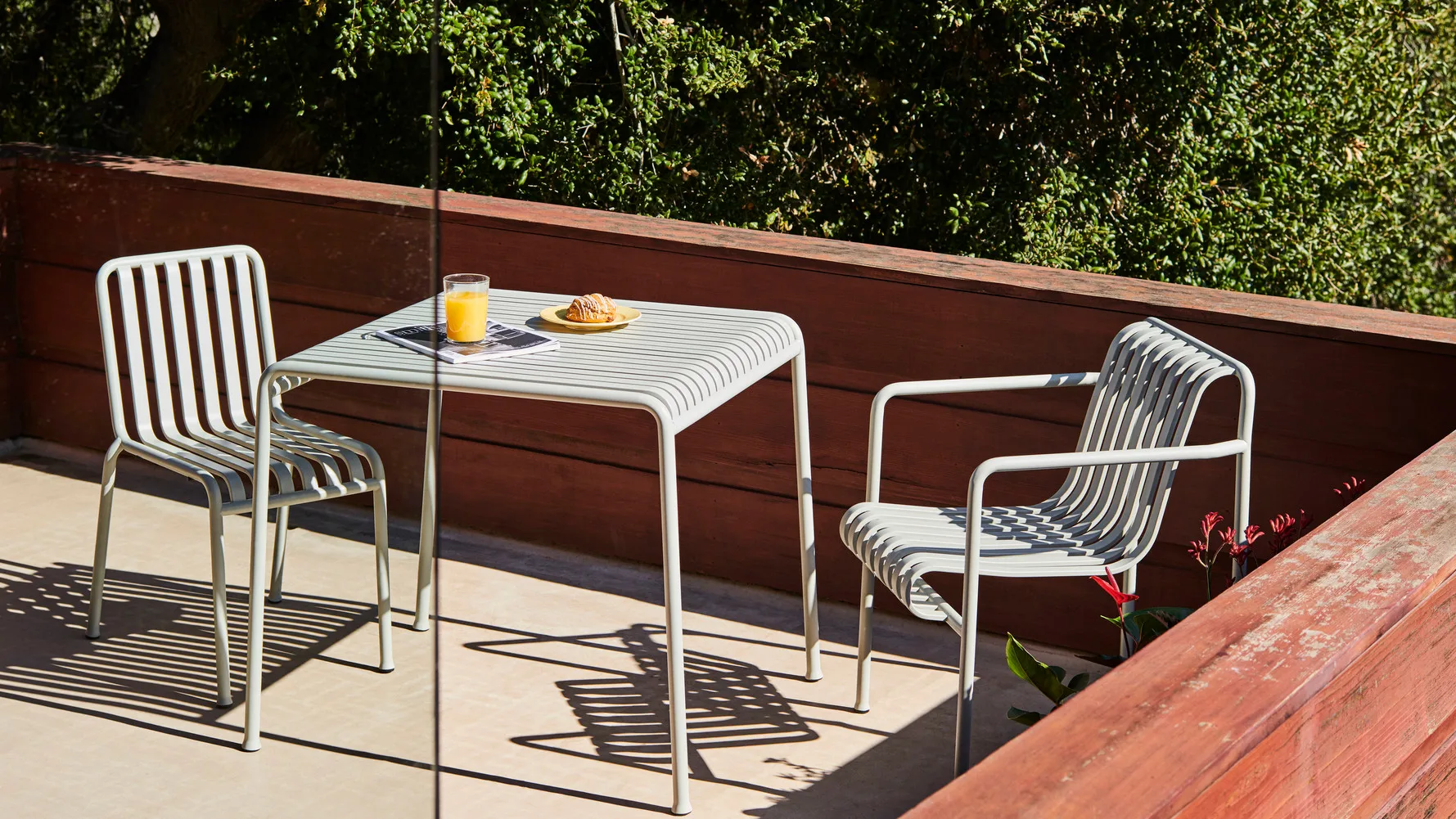 Krzesło z podłokietnikami Palissade Dining, Sky grey HAY