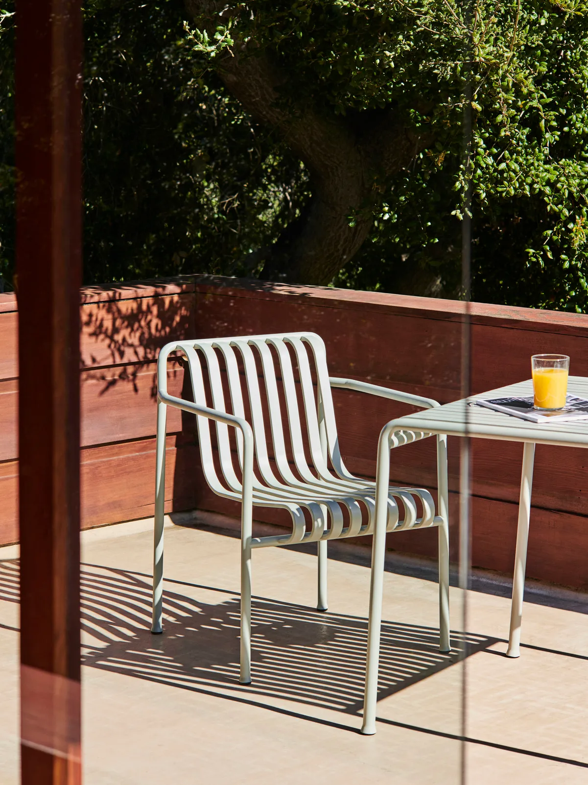 Krzesło z podłokietnikami Palissade Dining, Sky grey HAY