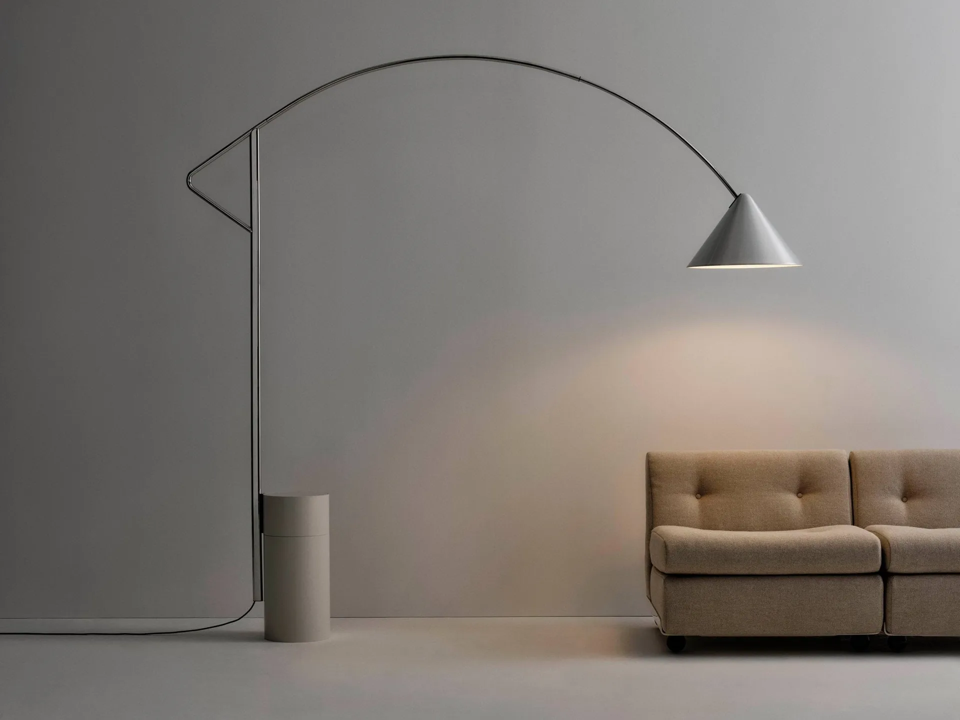 lampa podłogowa Compass, Srebrny kolor HAY
