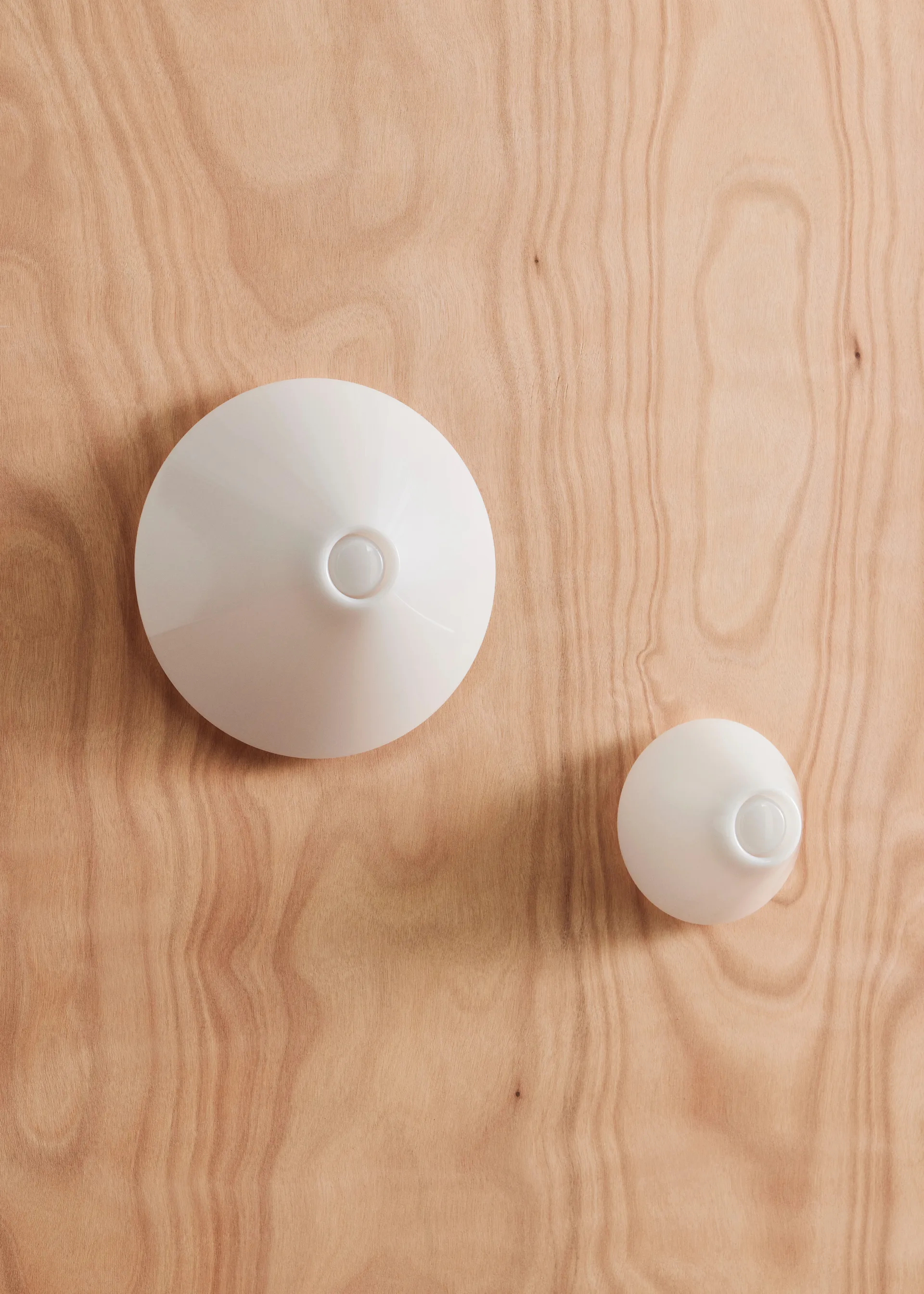 Lampa ścienna Ono Flush Mount Ø35 cm, Opal acrylic HAY