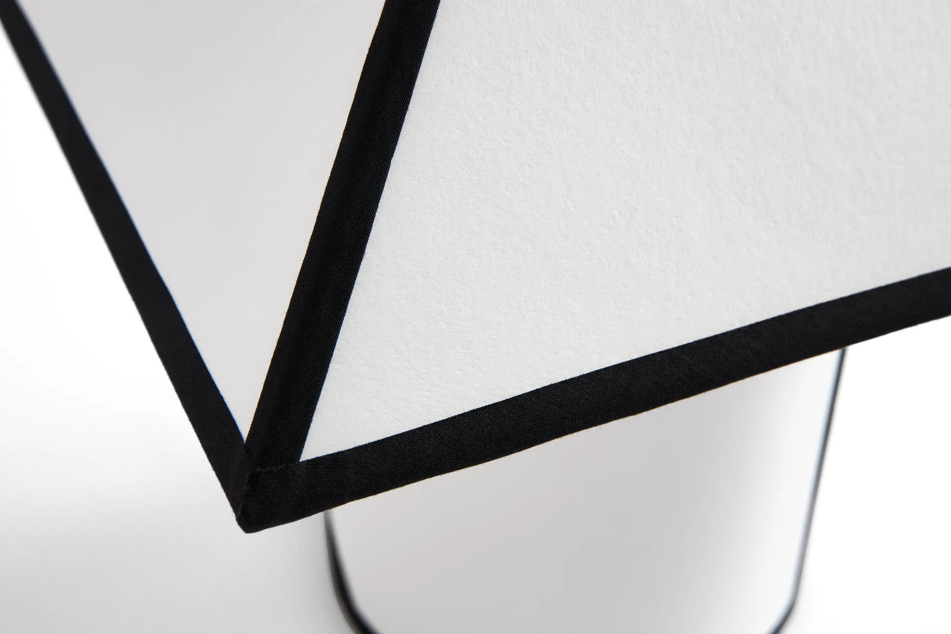 Lampa stołowa Ava Pyramid 29 cm, Biały HAY