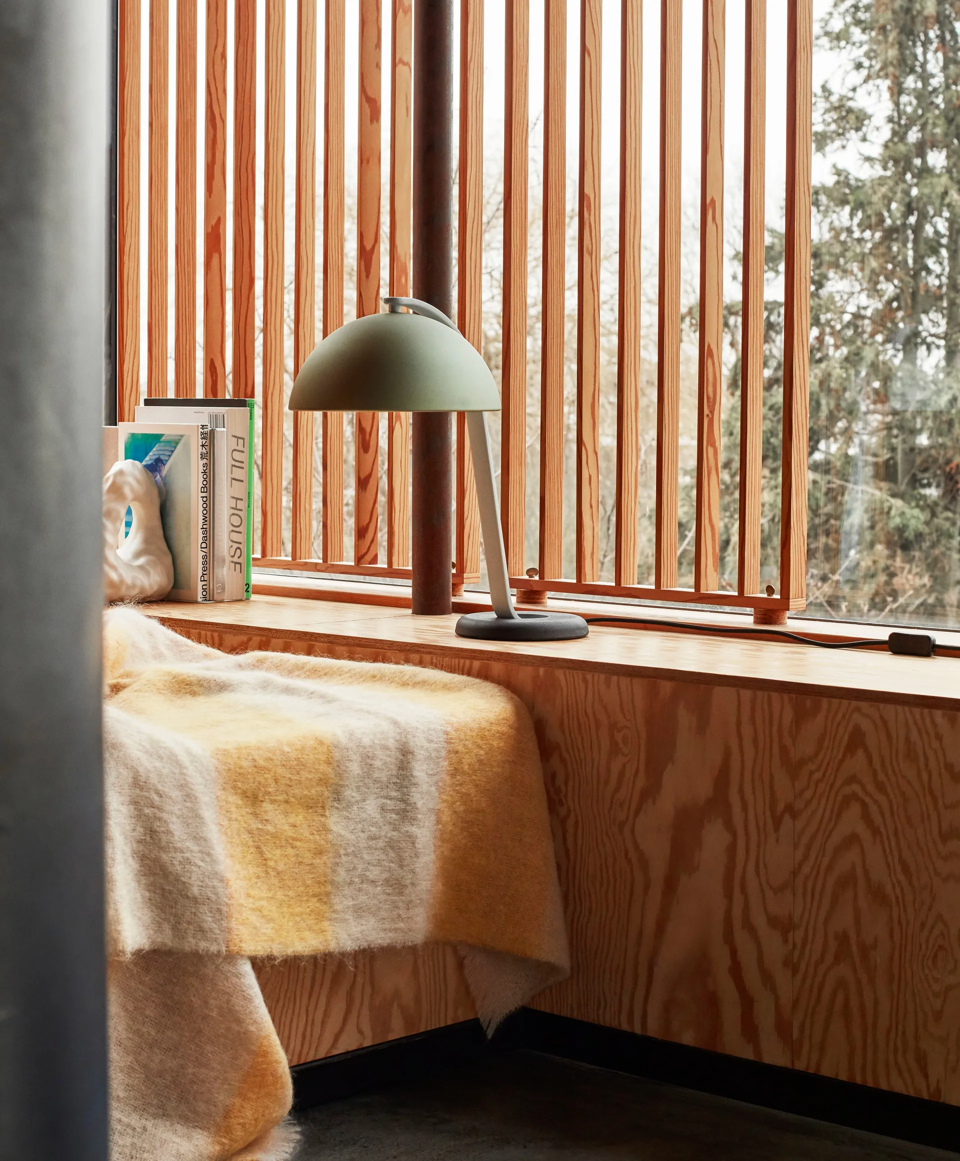 Lampa stołowa Cloche, Mint green anodised HAY