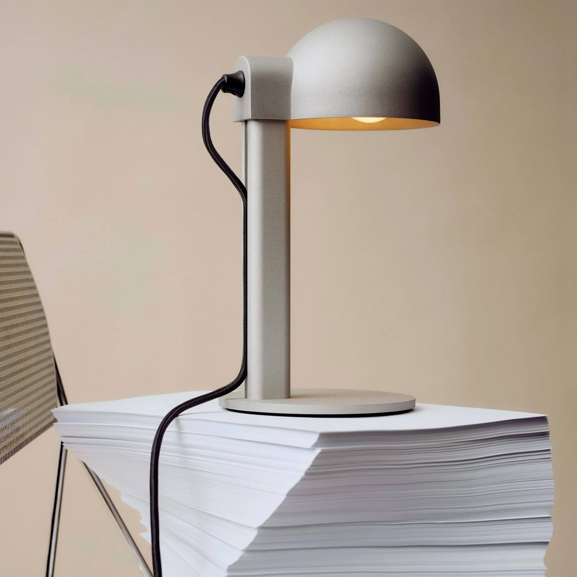 Lampa stołowa Posto, Silver grey HAY