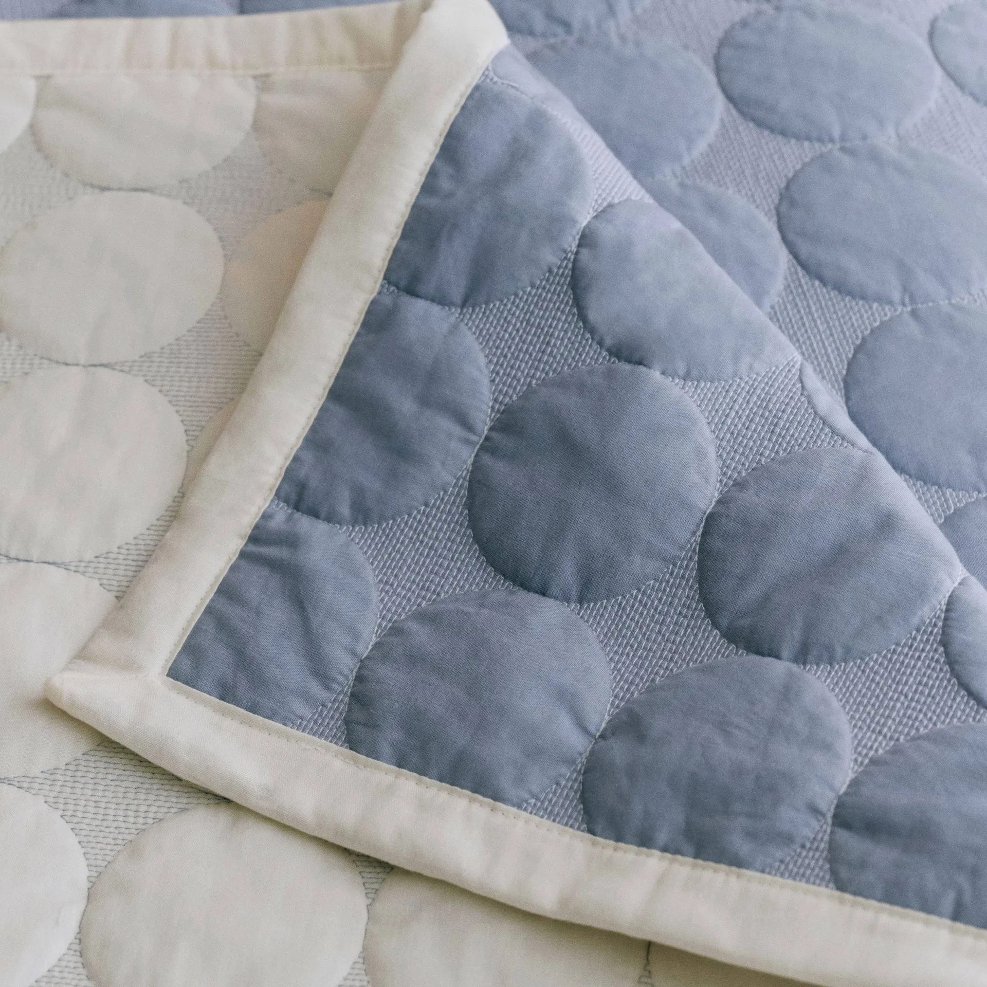 Narzuta Mega Dot organic 260x260 cm, Dusty blue HAY