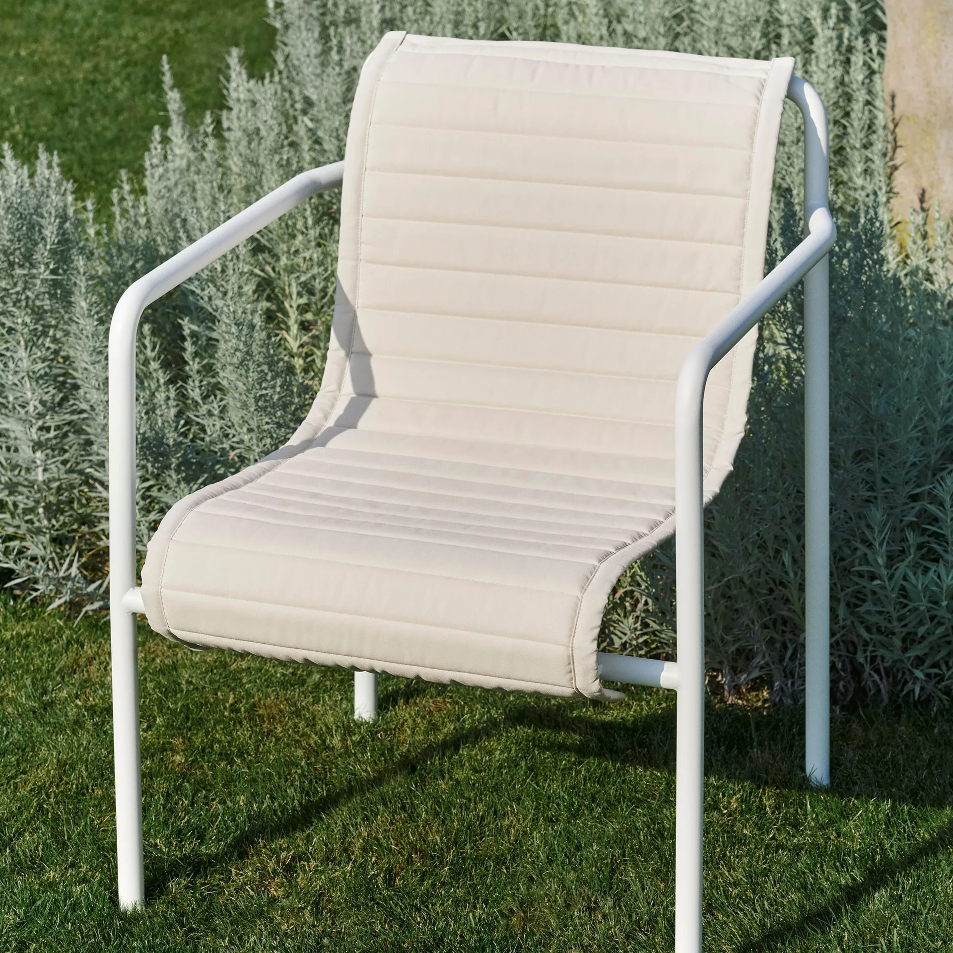 Poduszka na krzesło z podłokietnikami Palissade Dining Quilted, Cream white HAY