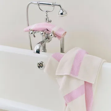 Ręcznik Stripe - Cool pink, 70x140 cm - HAY