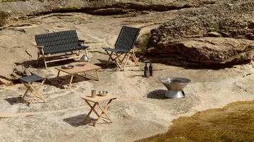 Sofa składana Outdoor Market - Black-beige, 2-osobowa - HAY