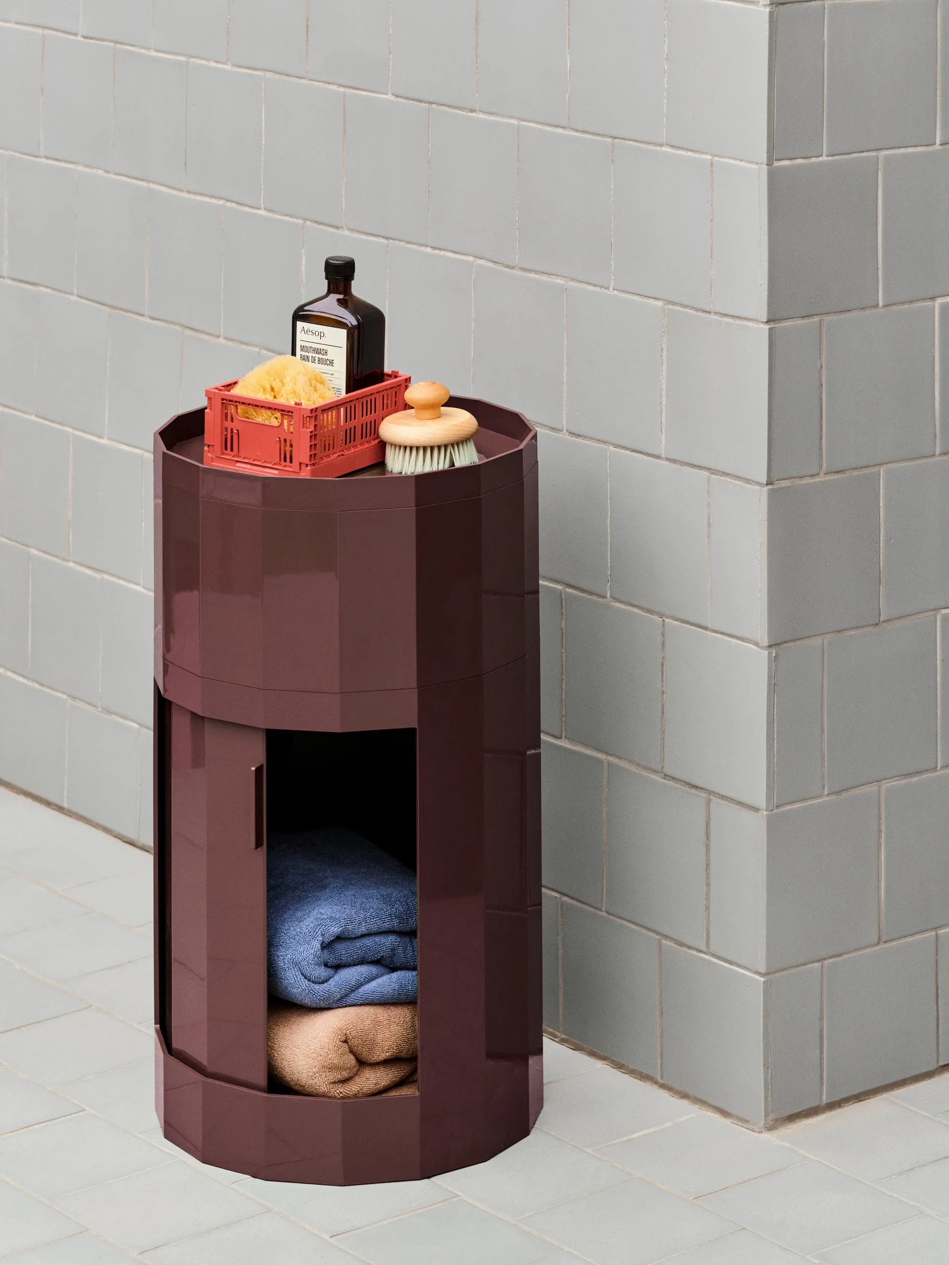 Stolik boczny Facet Cabinet high stopy/koła 66 cm, Burgundy HAY