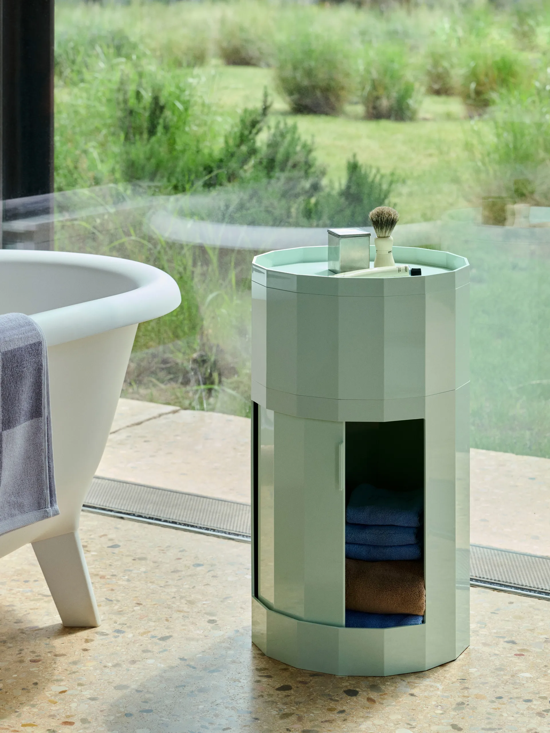 Stolik boczny Facet Cabinet high stopy/koła 66 cm, Soft mint HAY