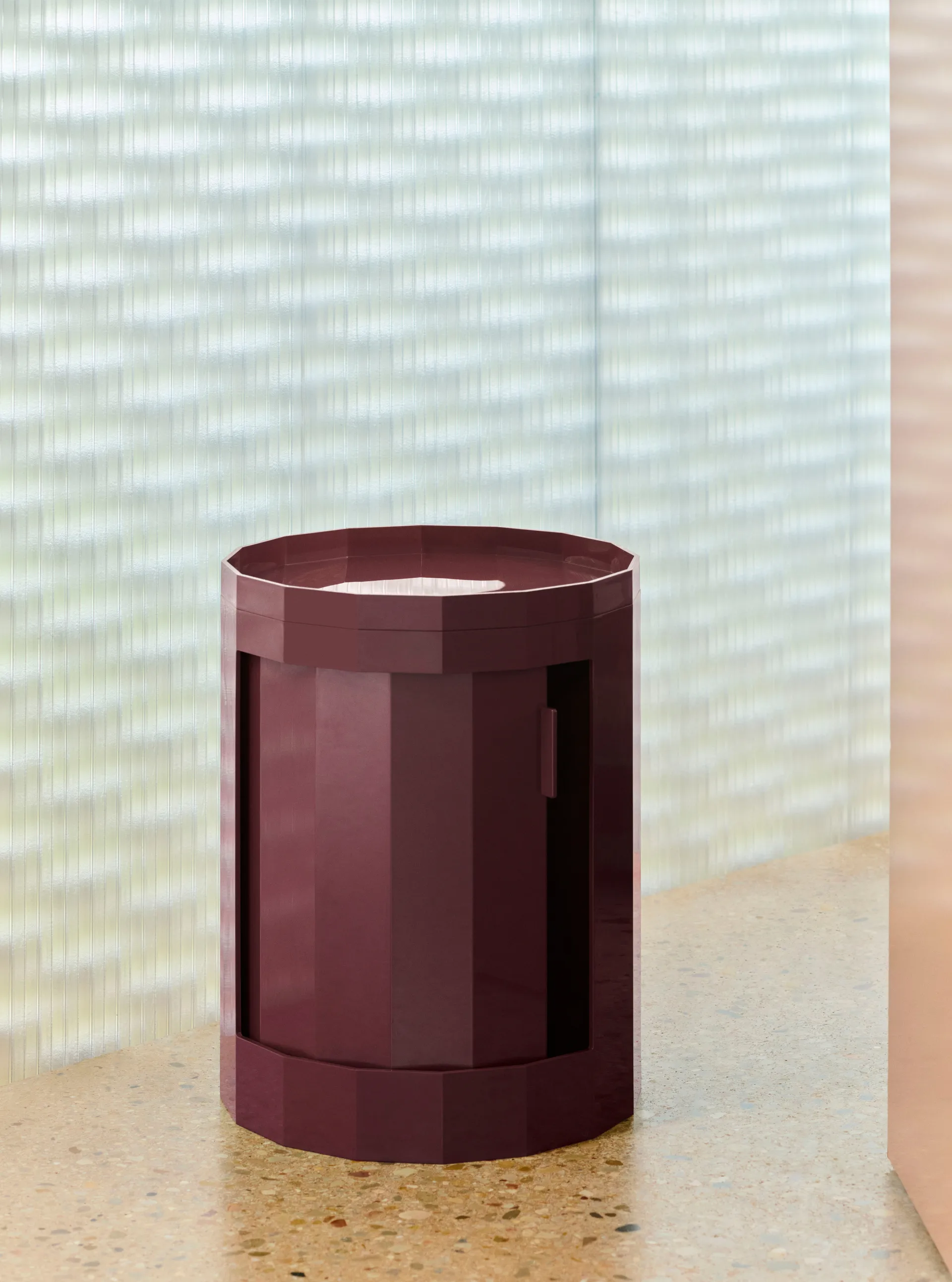 Stolik boczny Facet Cabinet low stopy/koła 49 cm, Burgundy HAY