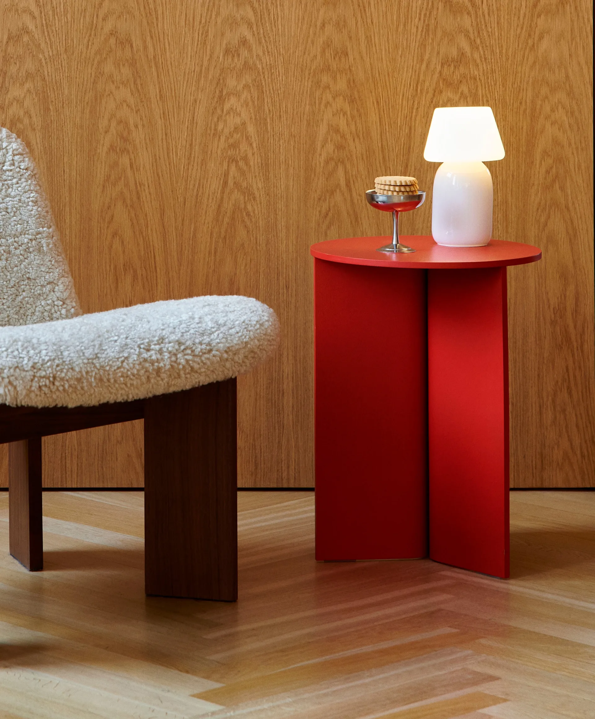 Stolik boczny Slit high Ø35 cm, Candy red lacquered oak HAY