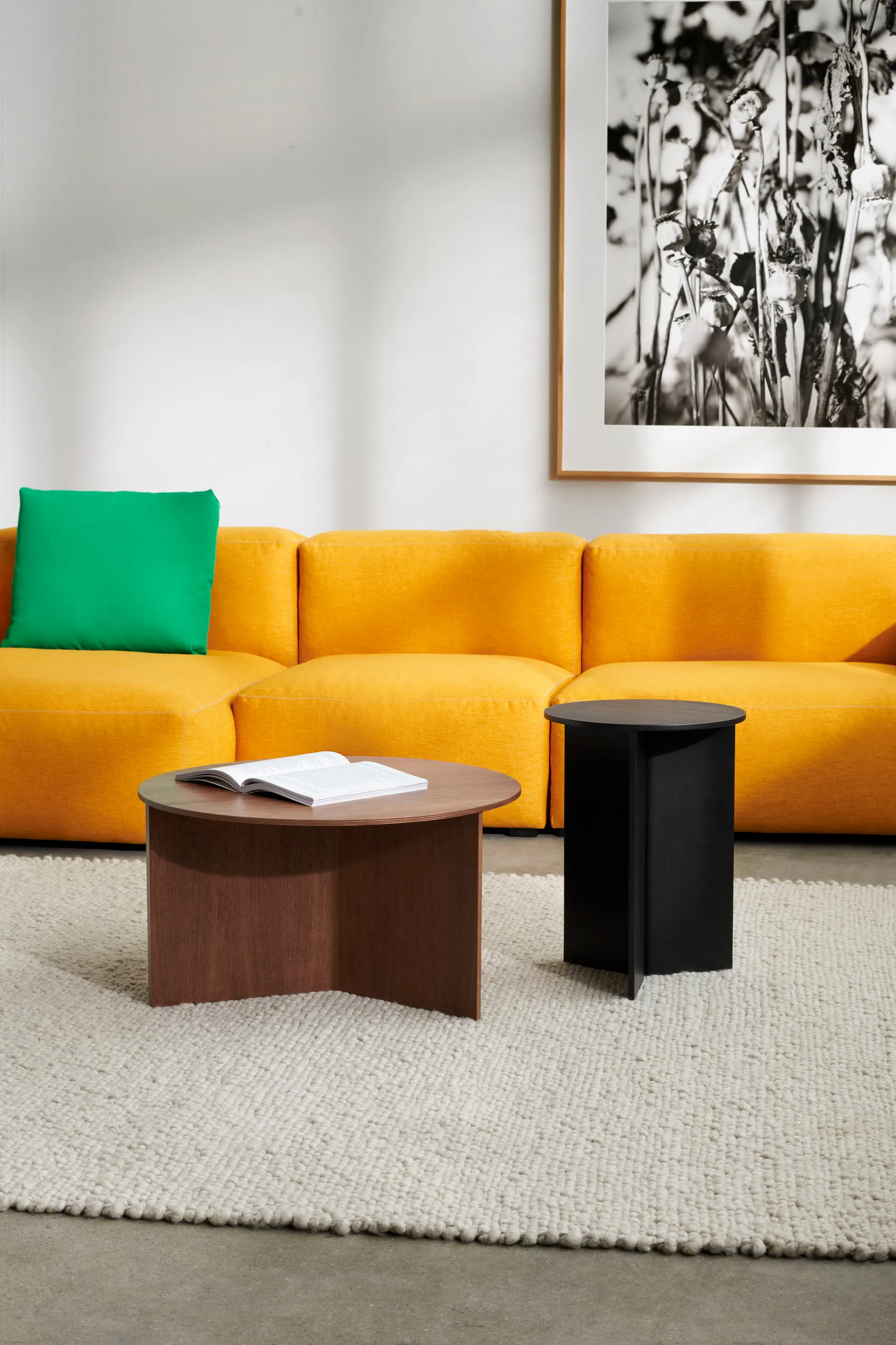 Stolik kawowy Slit Ø65 cm, Lacquered walnut HAY