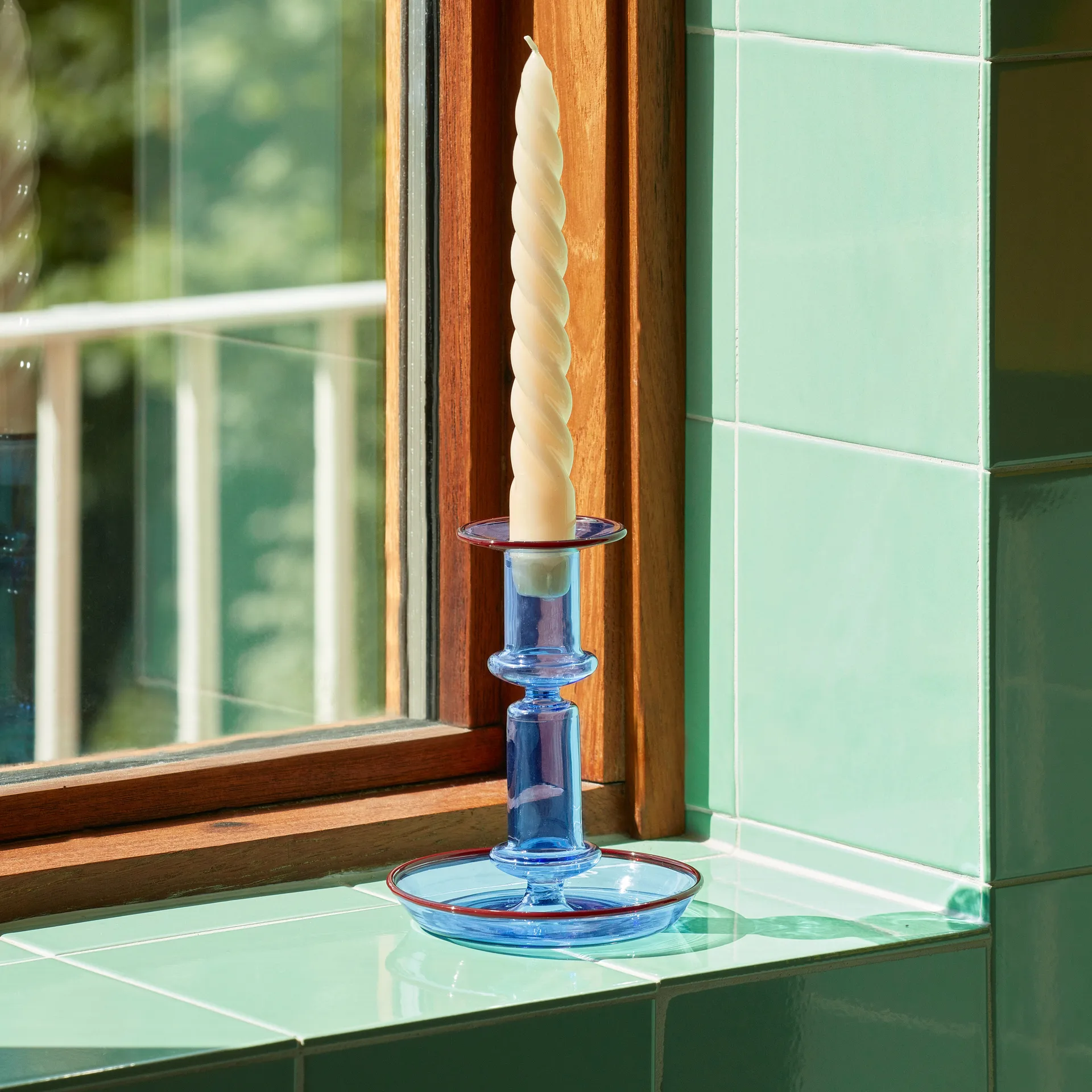 Świecznik średni Flare, Light blue-red HAY