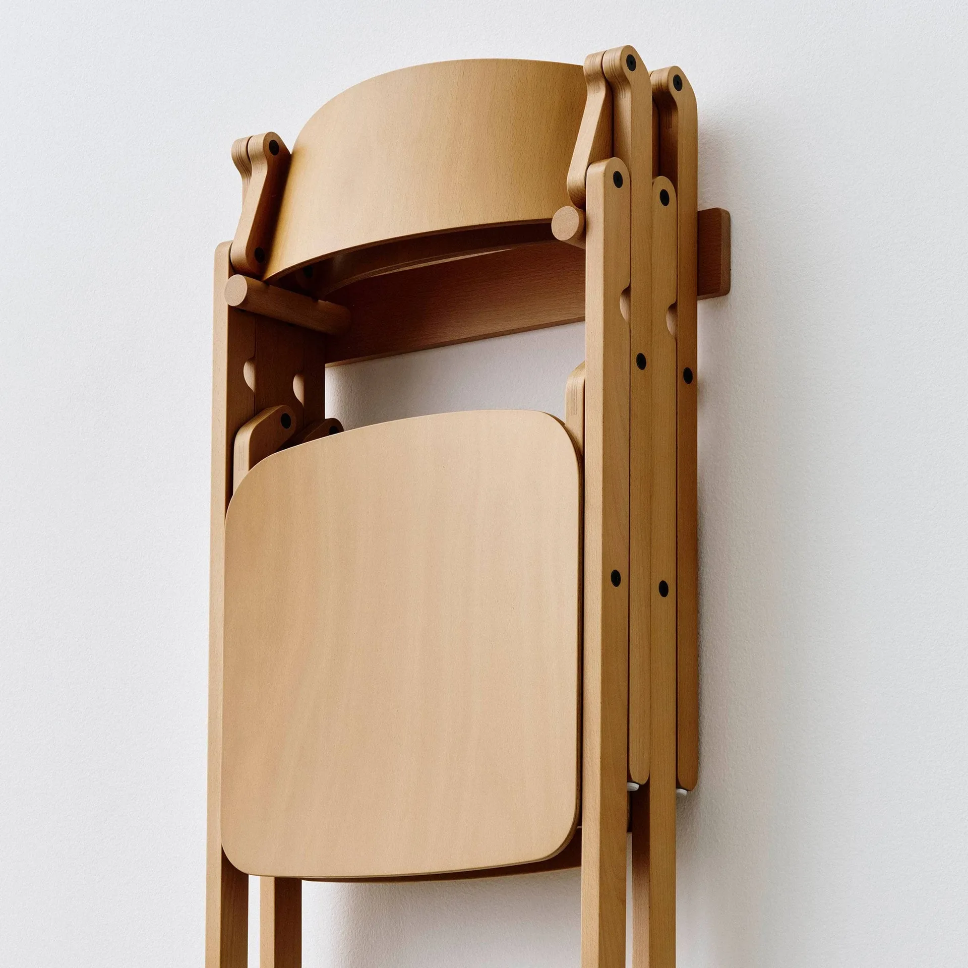 Uchwyt ścienny na krzesło Backflip Chair, Golden lakierowany buk HAY