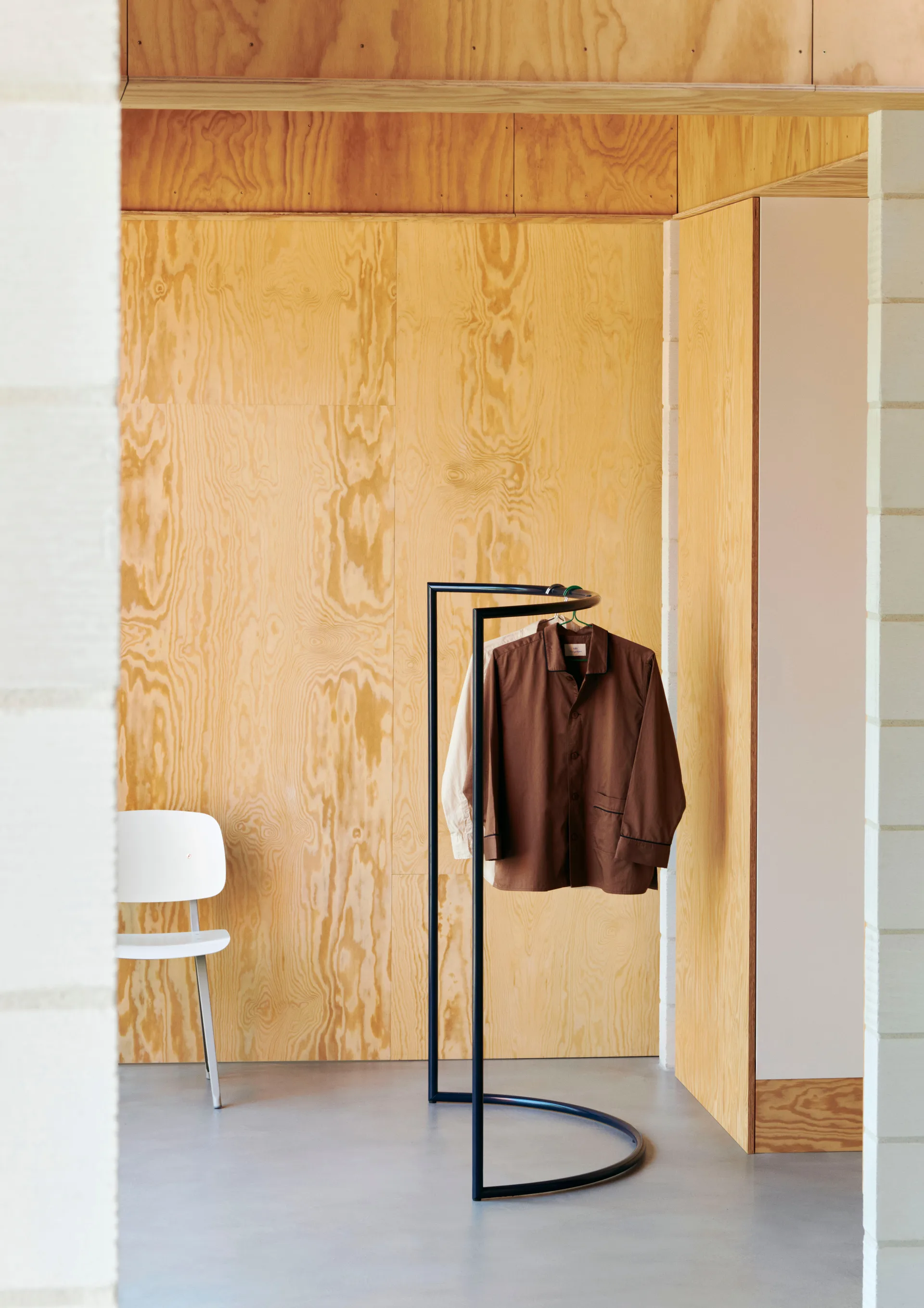 Wieszak na ubrania Colour Rack c-shape 112x150 cm, Black HAY