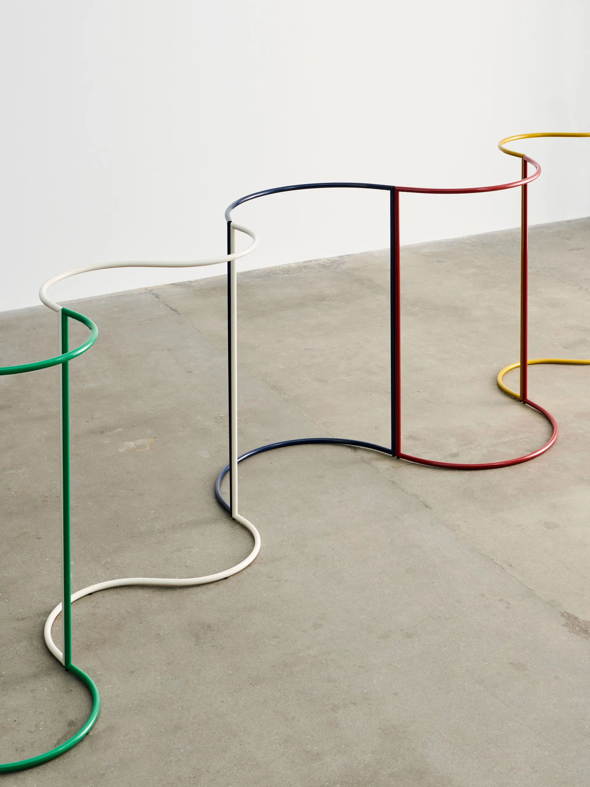 Wieszak na ubrania Colour Rack s-shape 144,2x150 cm, Eggshell HAY