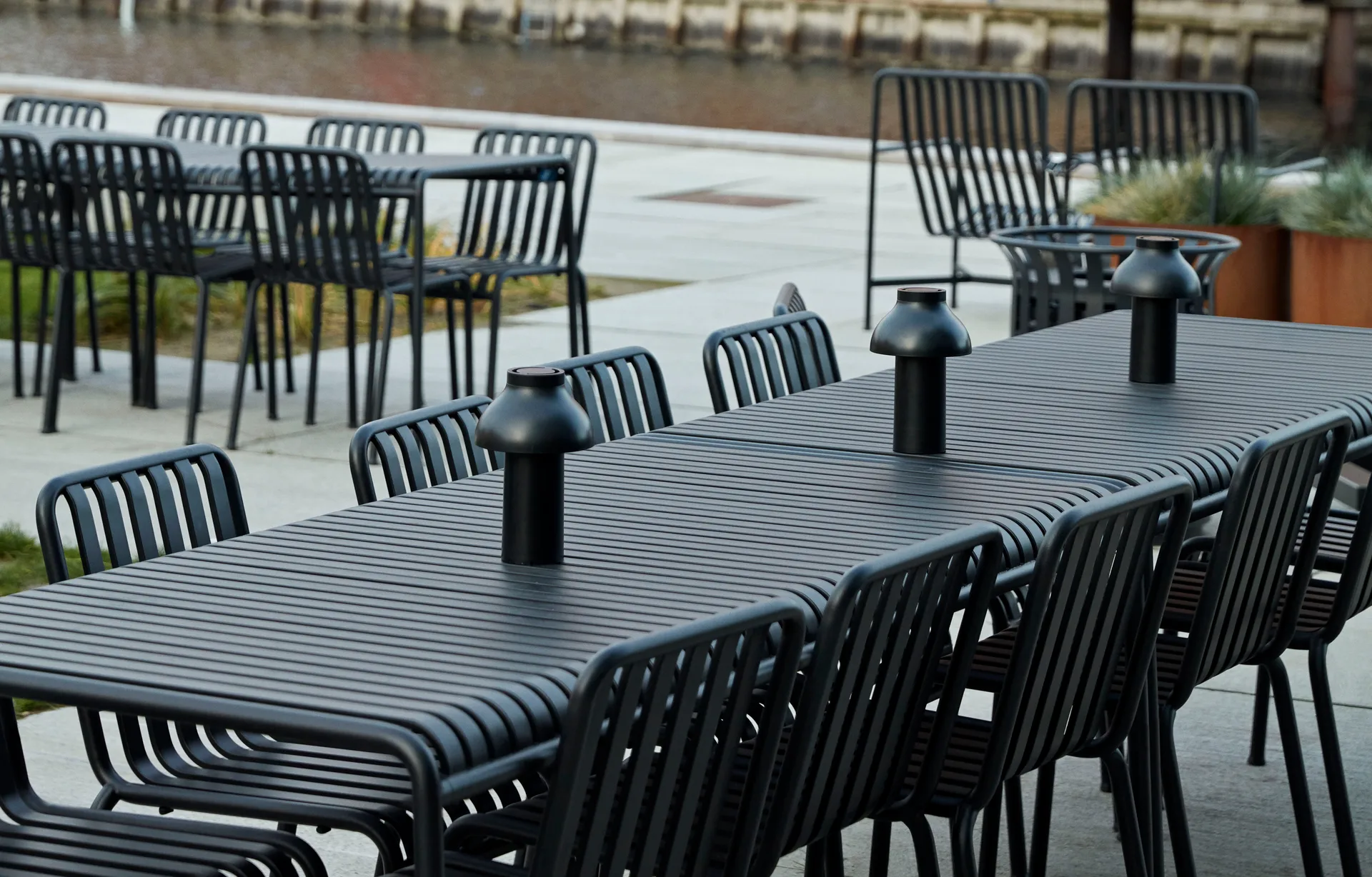 Zestaw jadalniany Palissade 4 krzesła 170x90 cm - Anthracite,  HAY