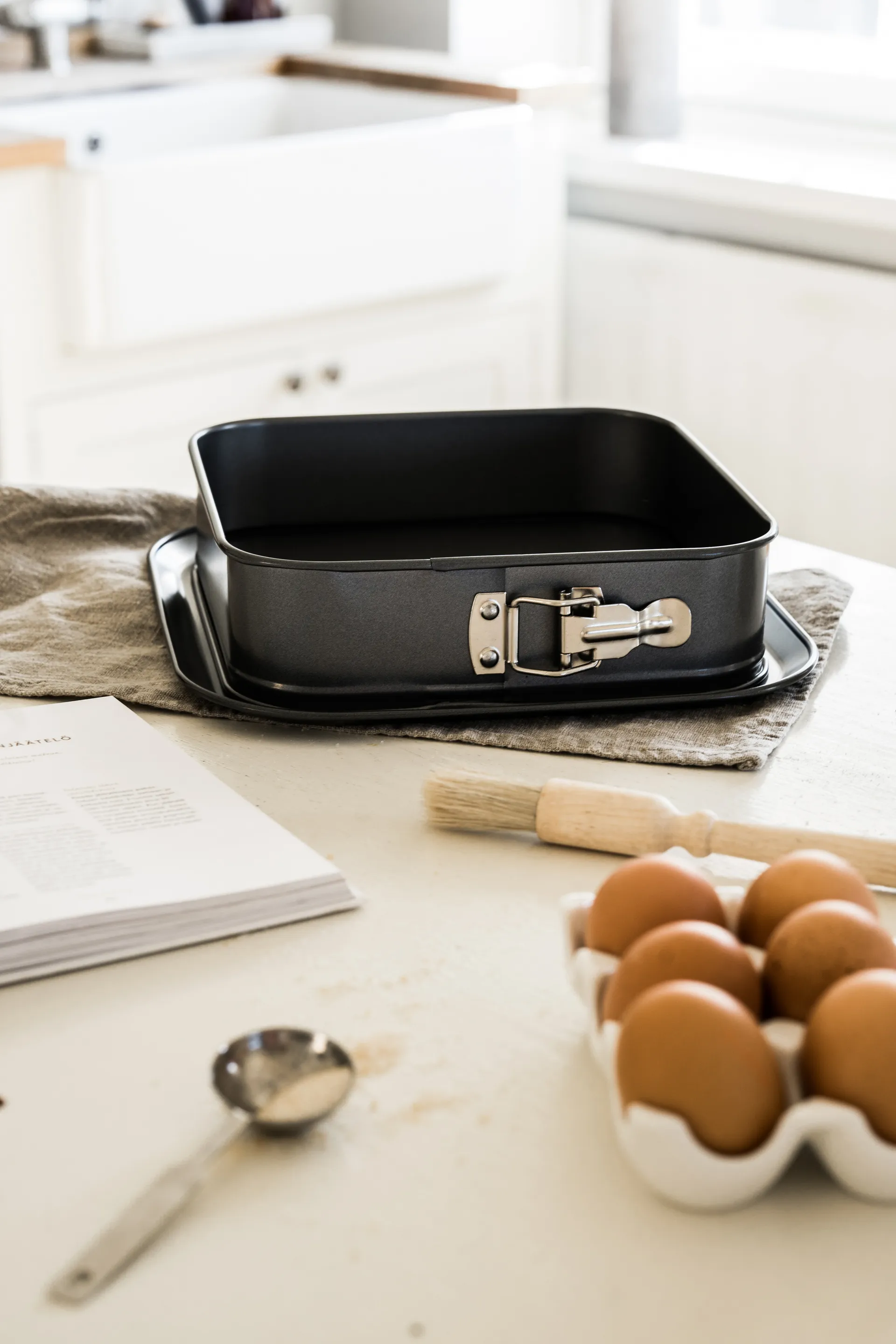 Kwadratowa tortownica Heirol o bardzo szerokiej podstawie, 24x24 cm Heirol