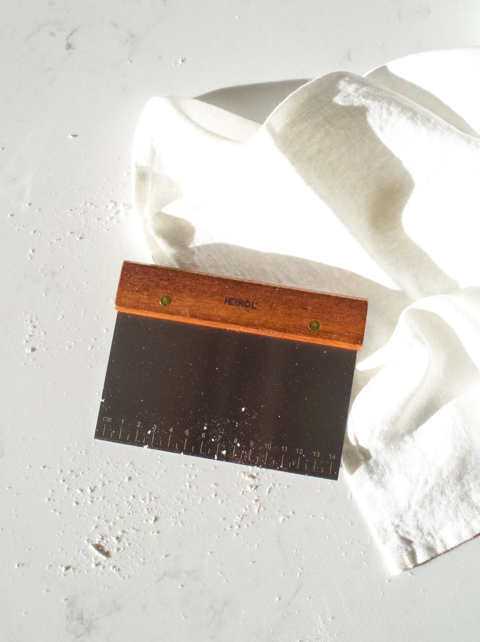 Skrobak do ciasta z drewnianą rączką, Drewno różane-stal nierdzewna Heirol