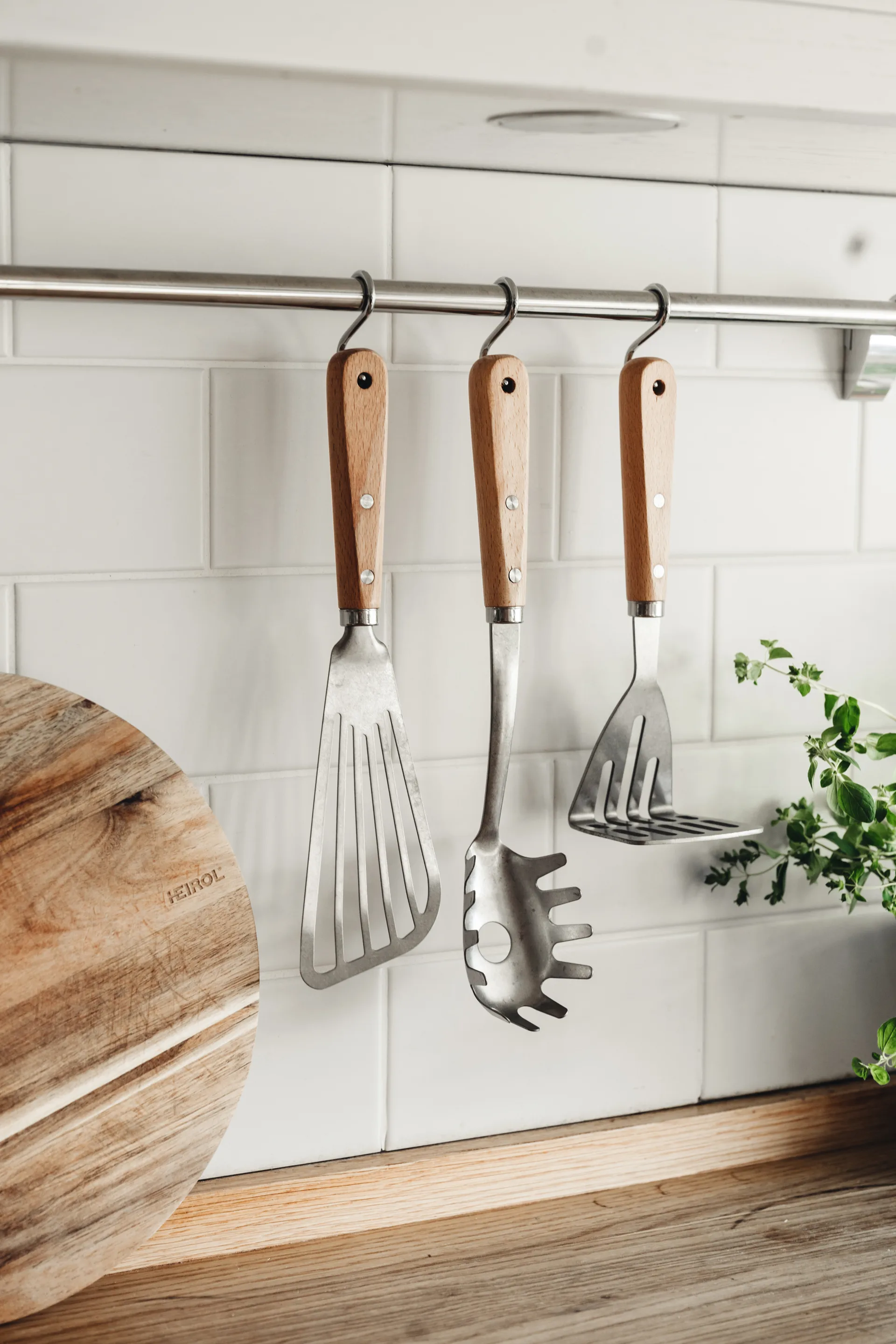 Szpatułka nierdzewna z otworami 30 cm, Książka Heirol