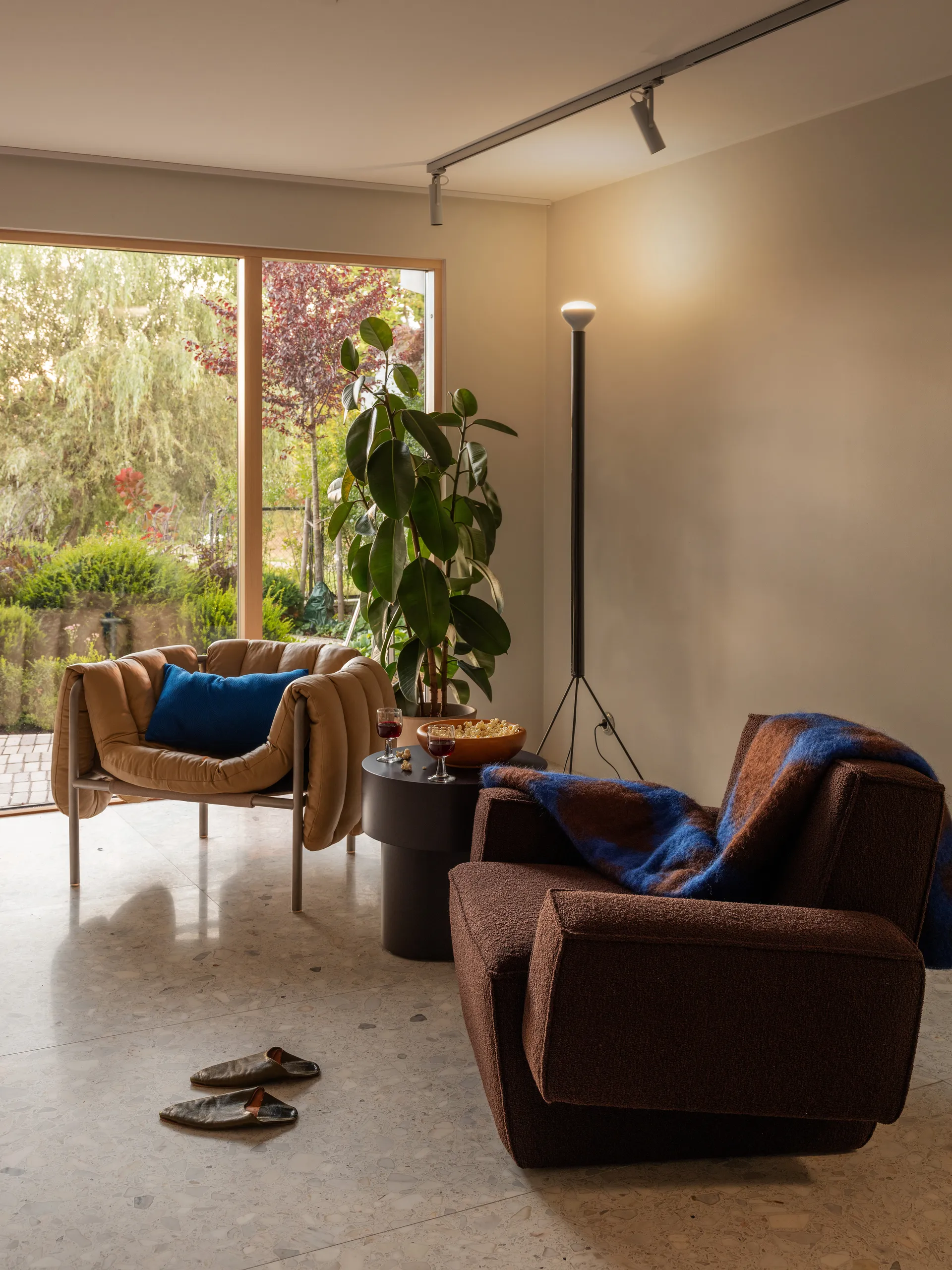 Hunk lounge fotel z podłokietnikami, Chocolate Hem