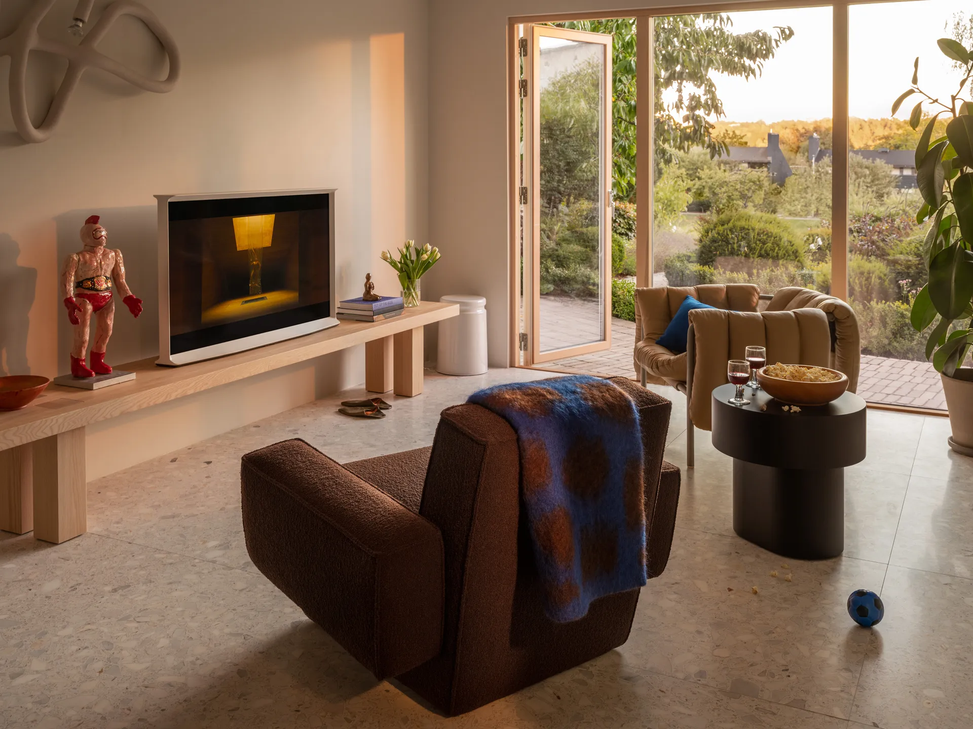 Hunk lounge fotel z podłokietnikami, Chocolate Hem