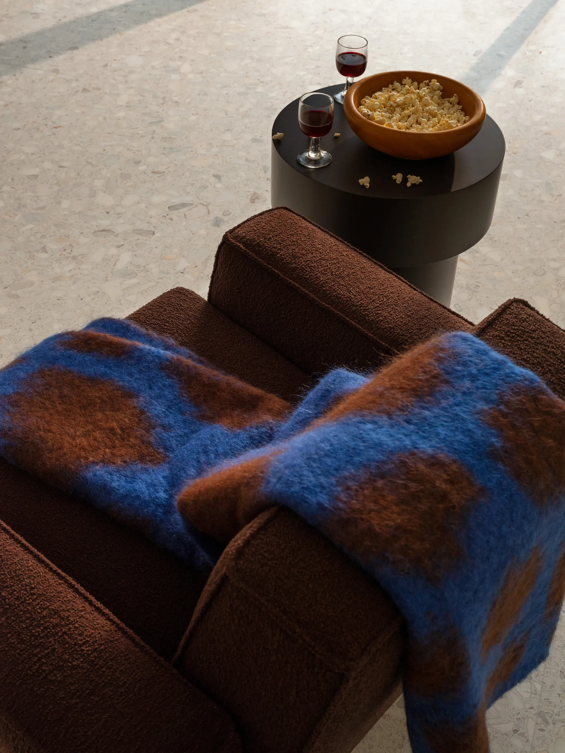 Hunk lounge fotel z podłokietnikami, Chocolate Hem