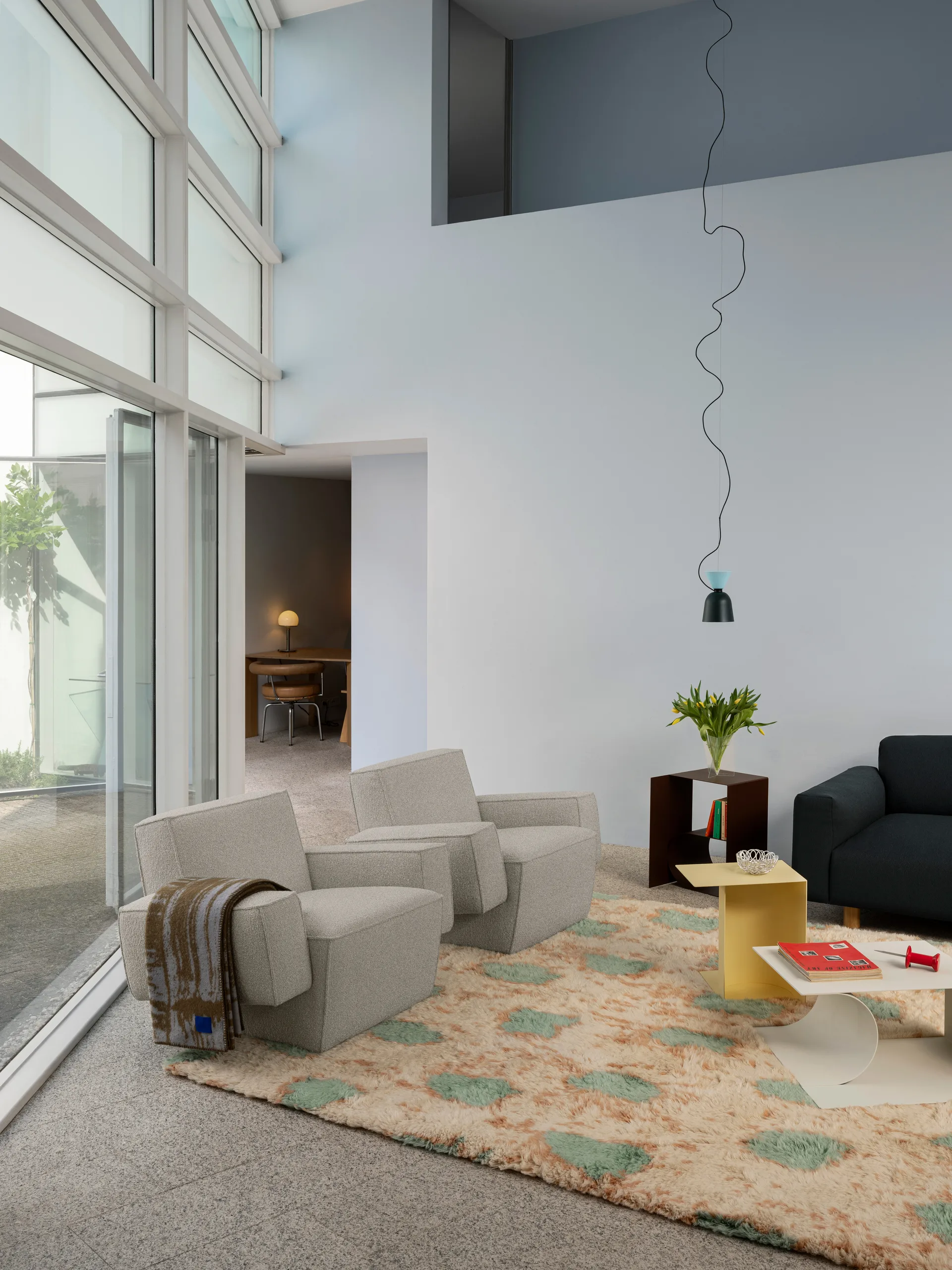 Hunk lounge fotel z podłokietnikami, Swan Hem