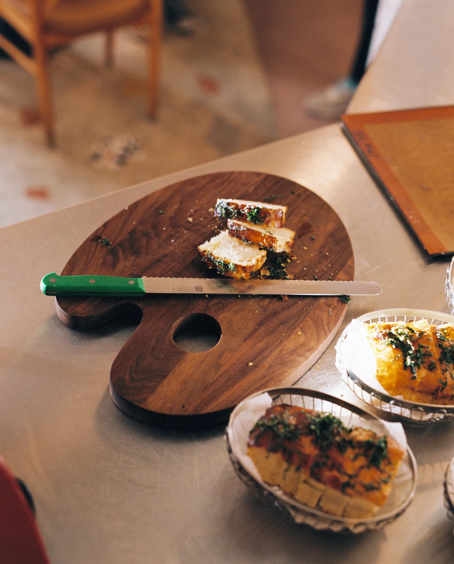 Palette deska do krojenia Small 24x34 cm, Orzech Hem