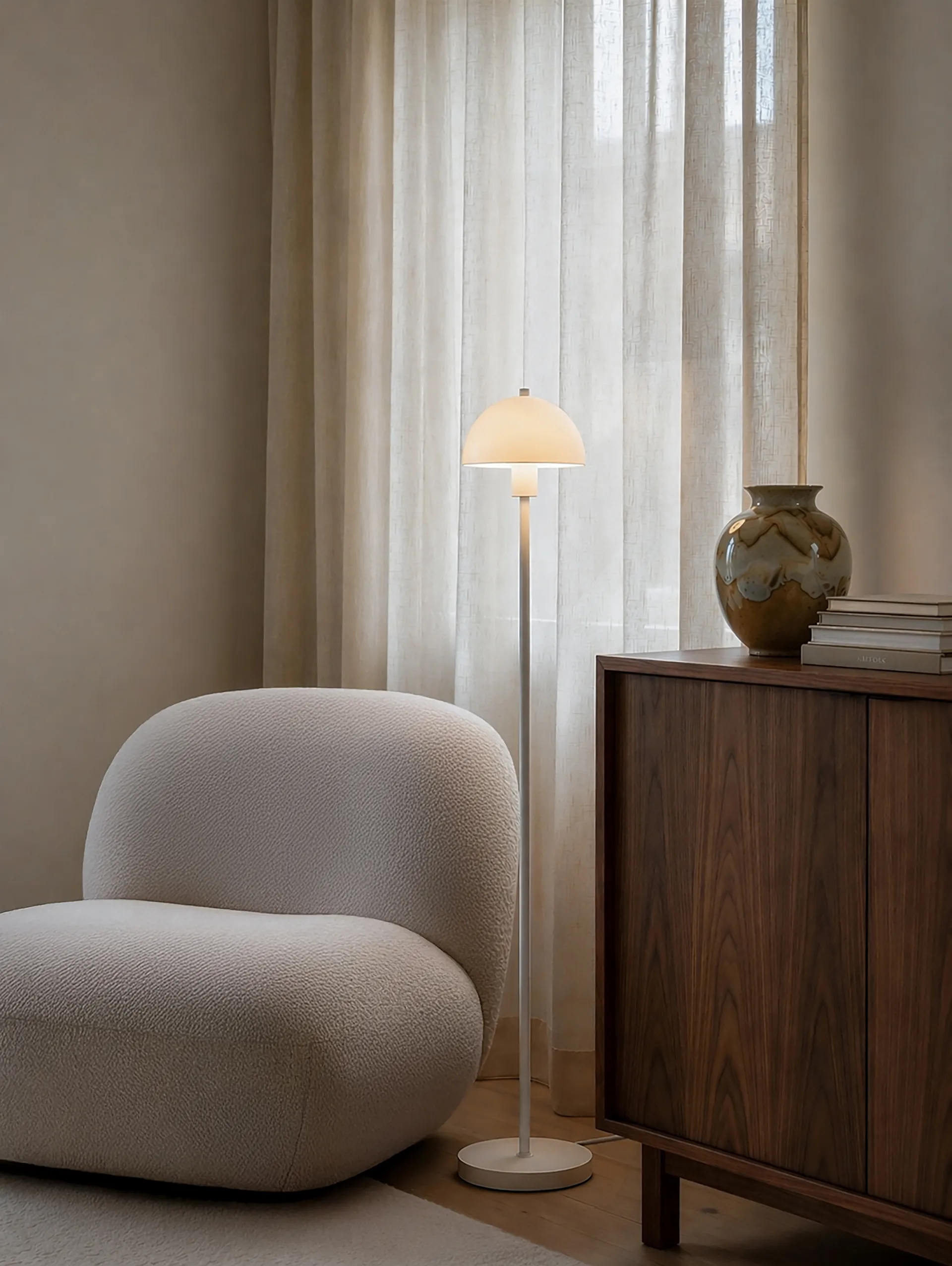 Lampa podłogowa Vienda, Biały-szkło opalowe Herstal