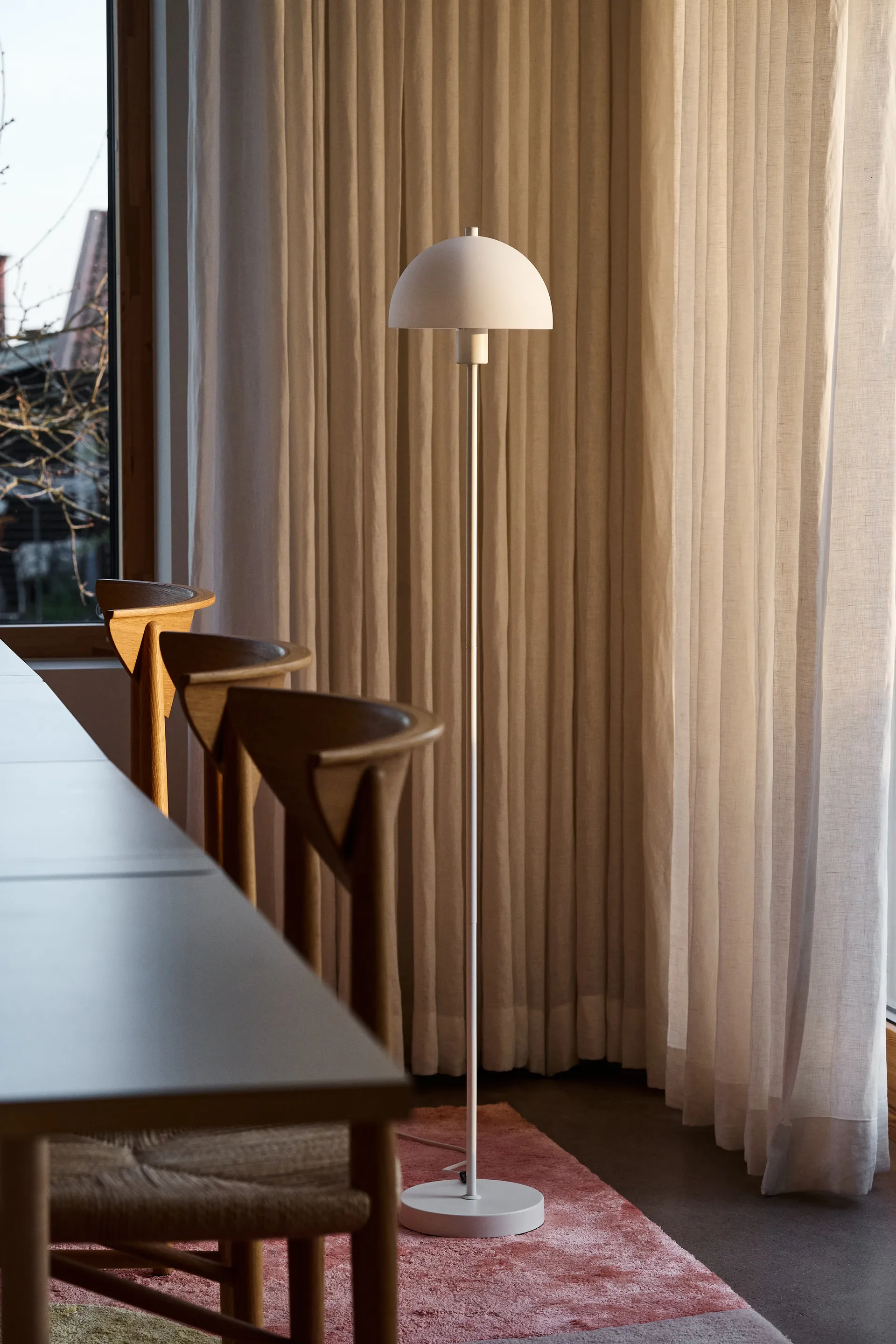 Lampa podłogowa Vienda, Biały-szkło opalowe Herstal