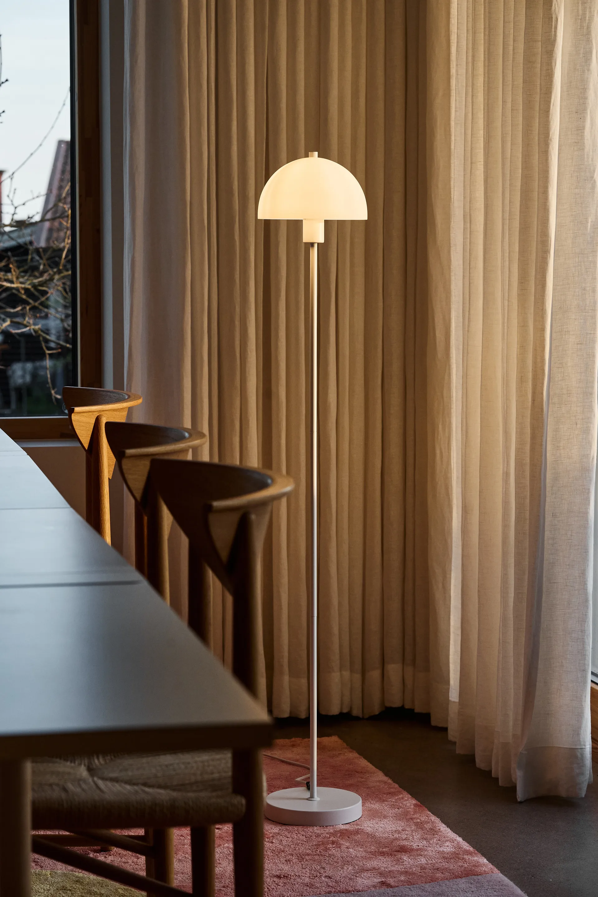 Lampa podłogowa Vienda, Biały-szkło opalowe Herstal