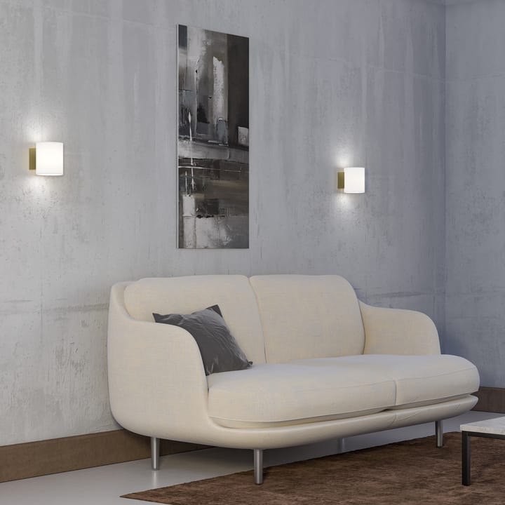 Lampa ścienna Evoke mała, Satin brass-szkło opalowe Herstal