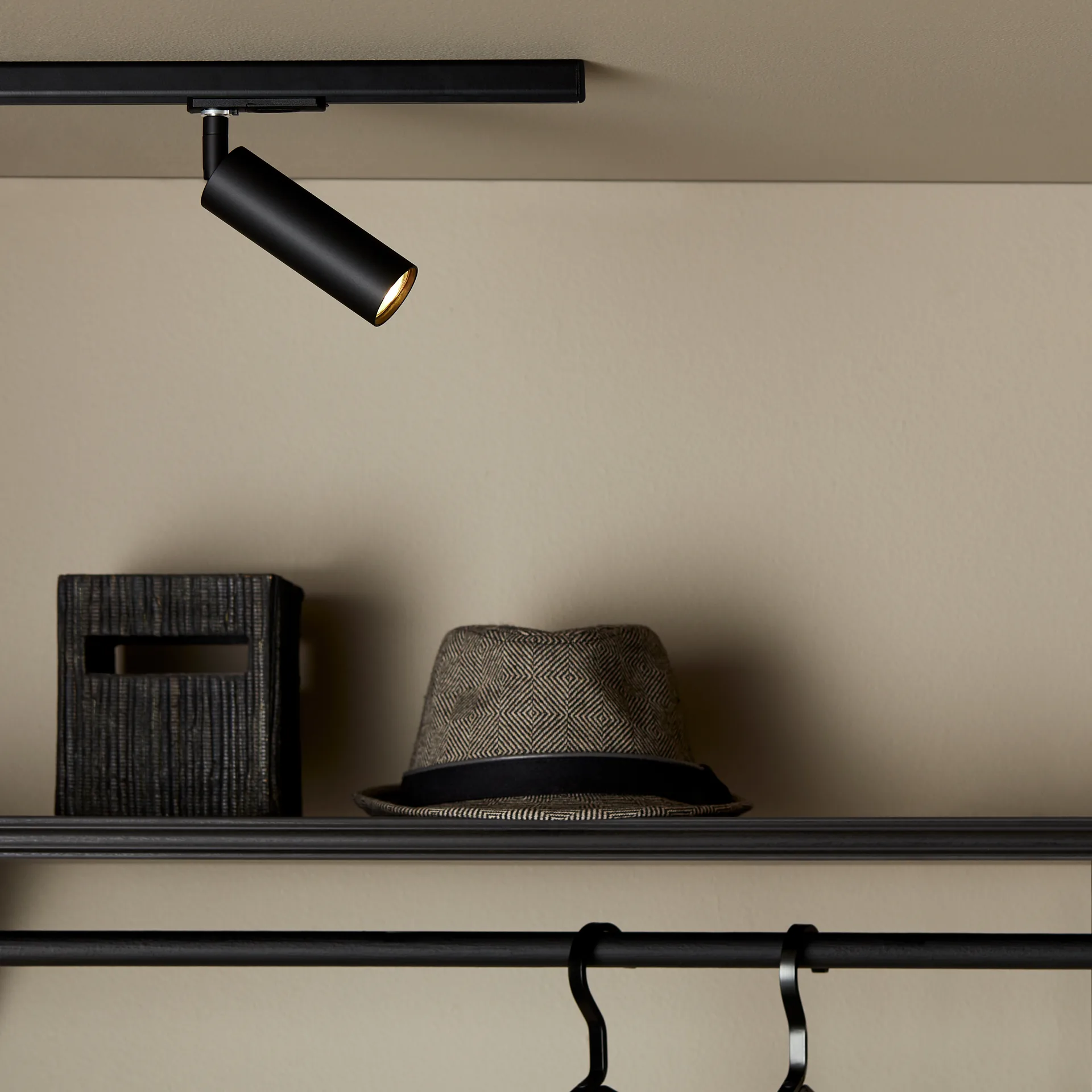 Pipeline spotlight global 1-fazowy, Matowa czerń Herstal