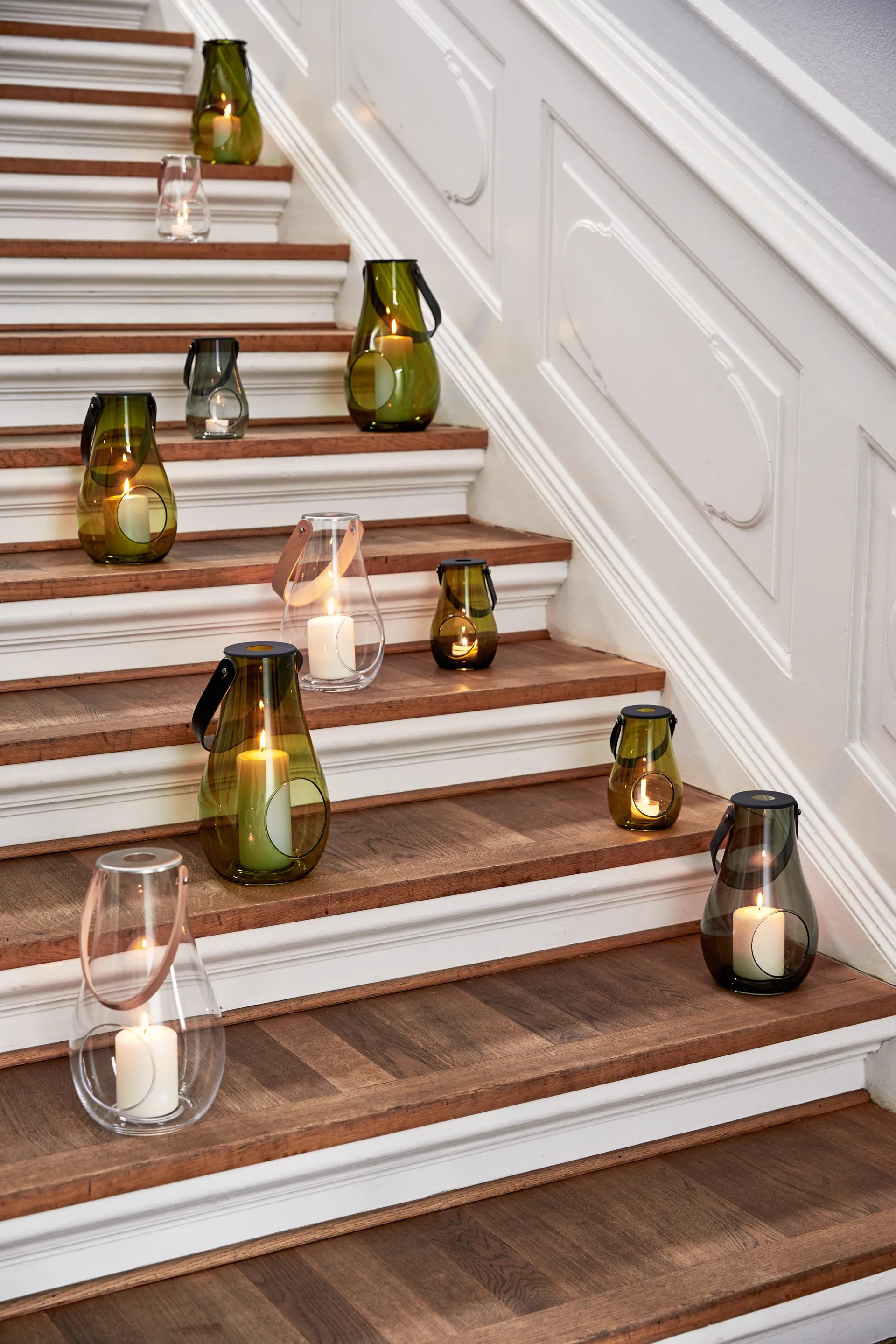 Design With Light lampion świecowy oliwkowa zieleń, 25 cm Holmegaard