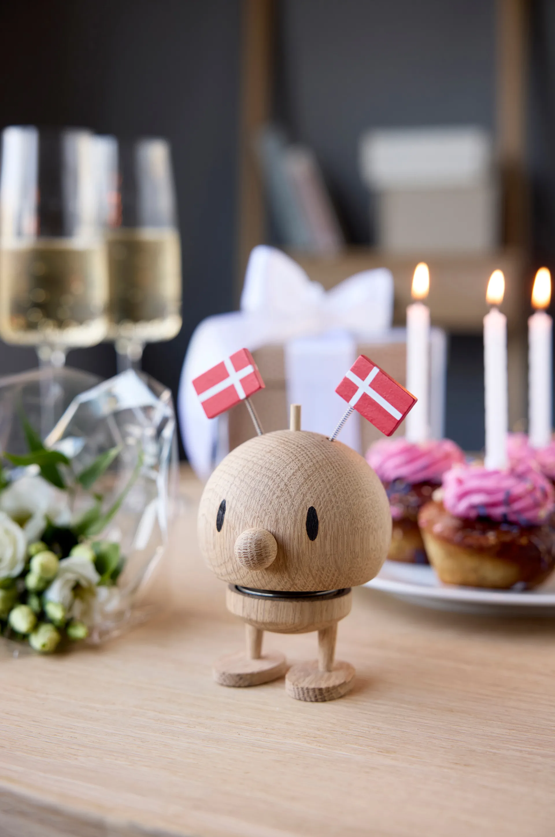 Figurka Hoptimist Celebration Bumble, M, raw oak Hoptimist