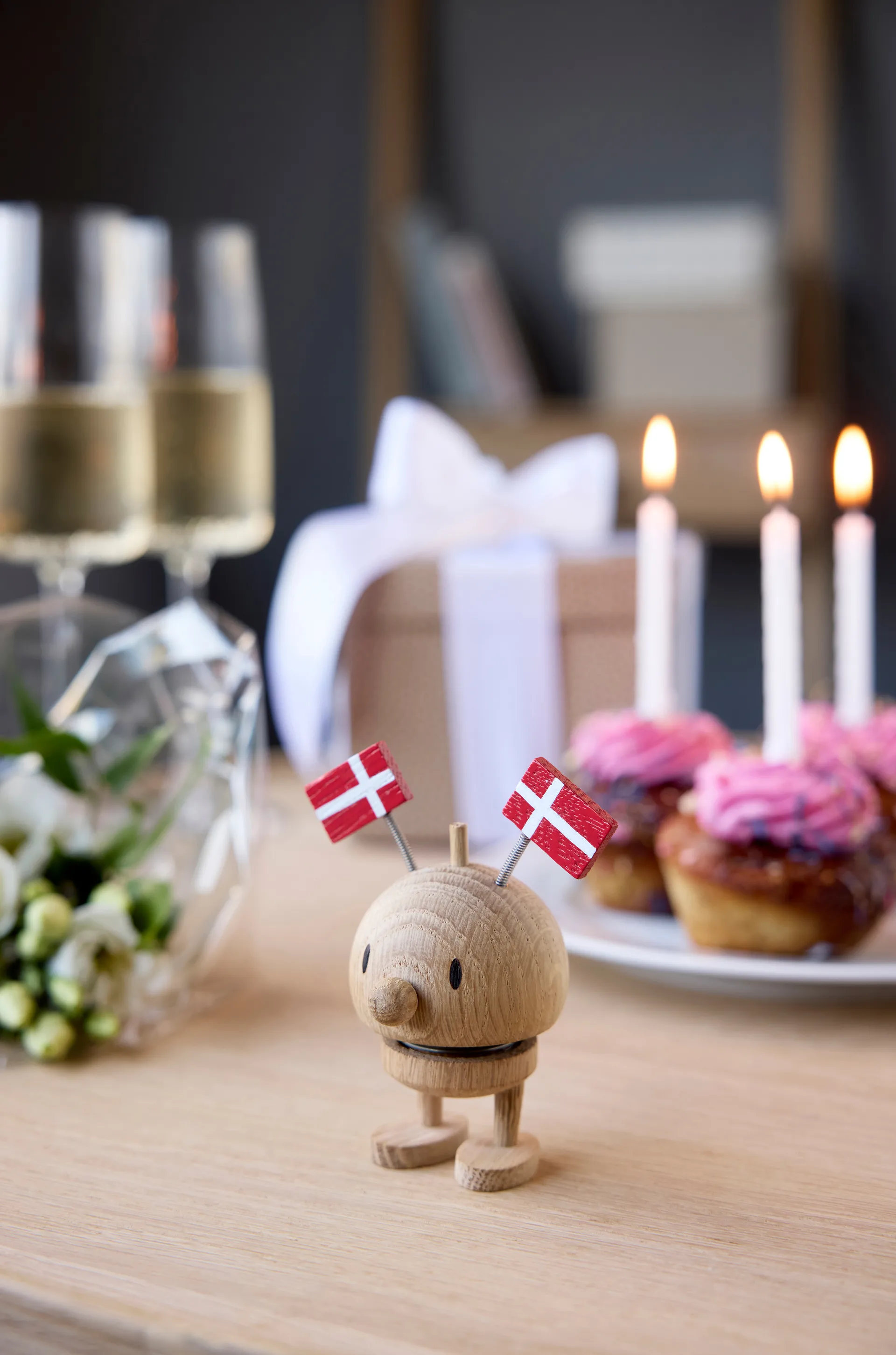 Figurka Hoptimist Celebration Bumble, S, raw oak Hoptimist