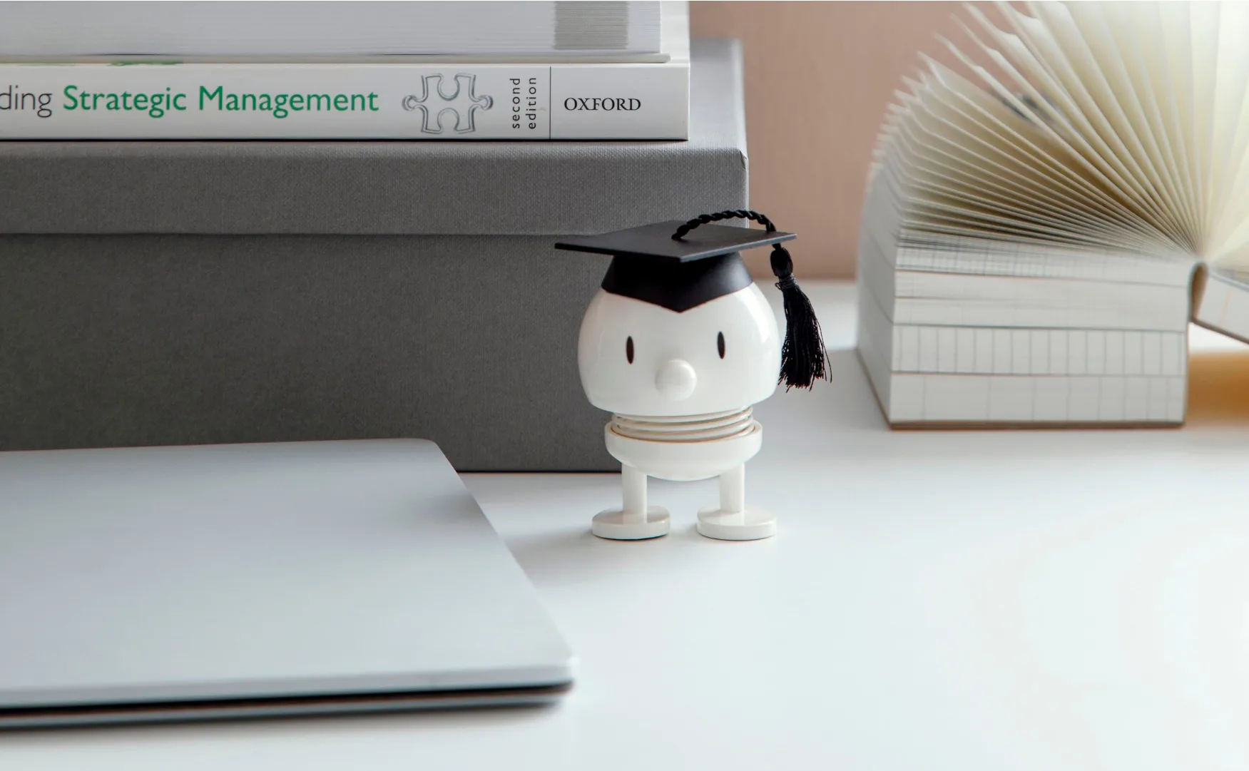 Hoptimist IQ Bumble S statuetka, White Hoptimist