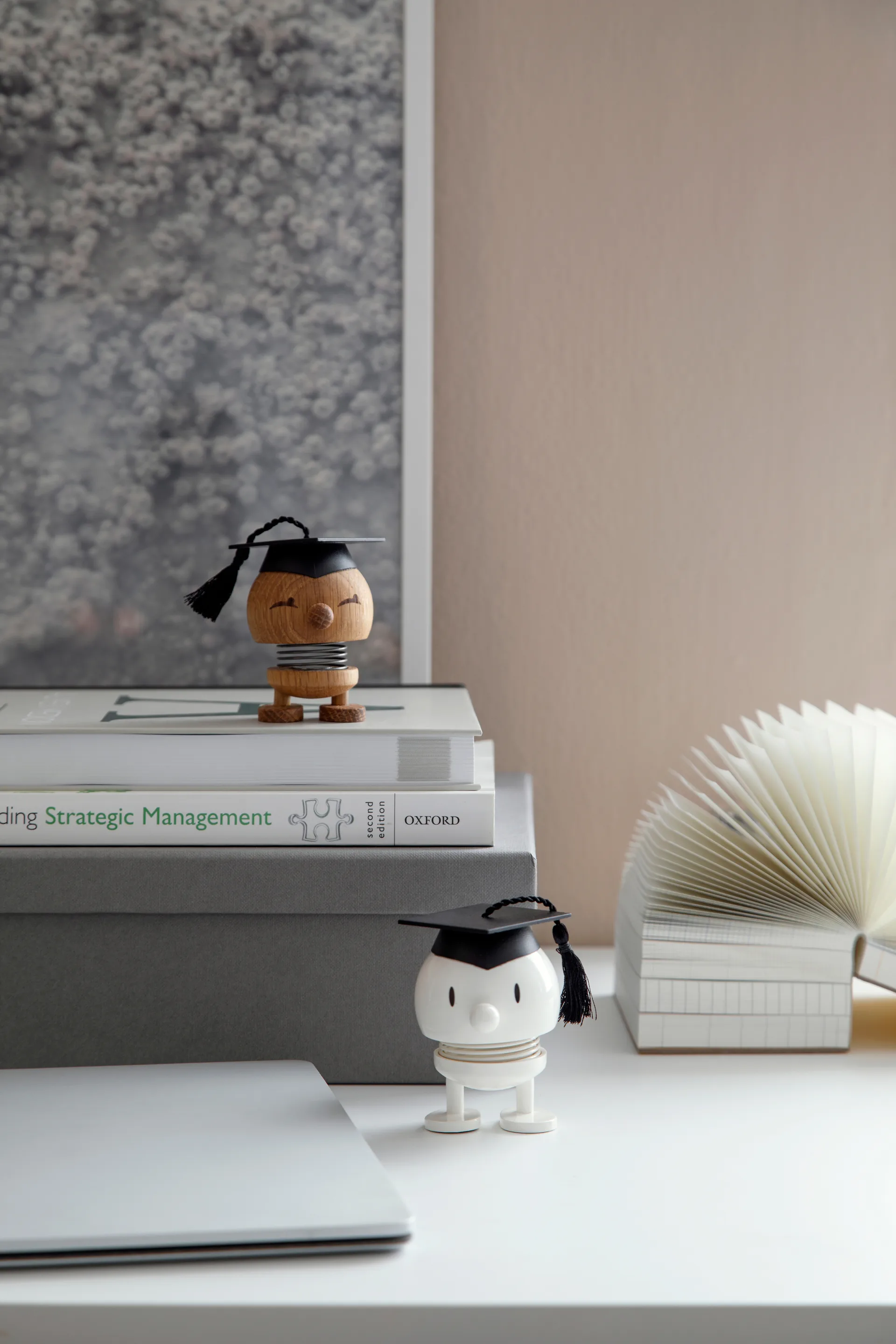 Hoptimist IQ Bumble S statuetka, White Hoptimist