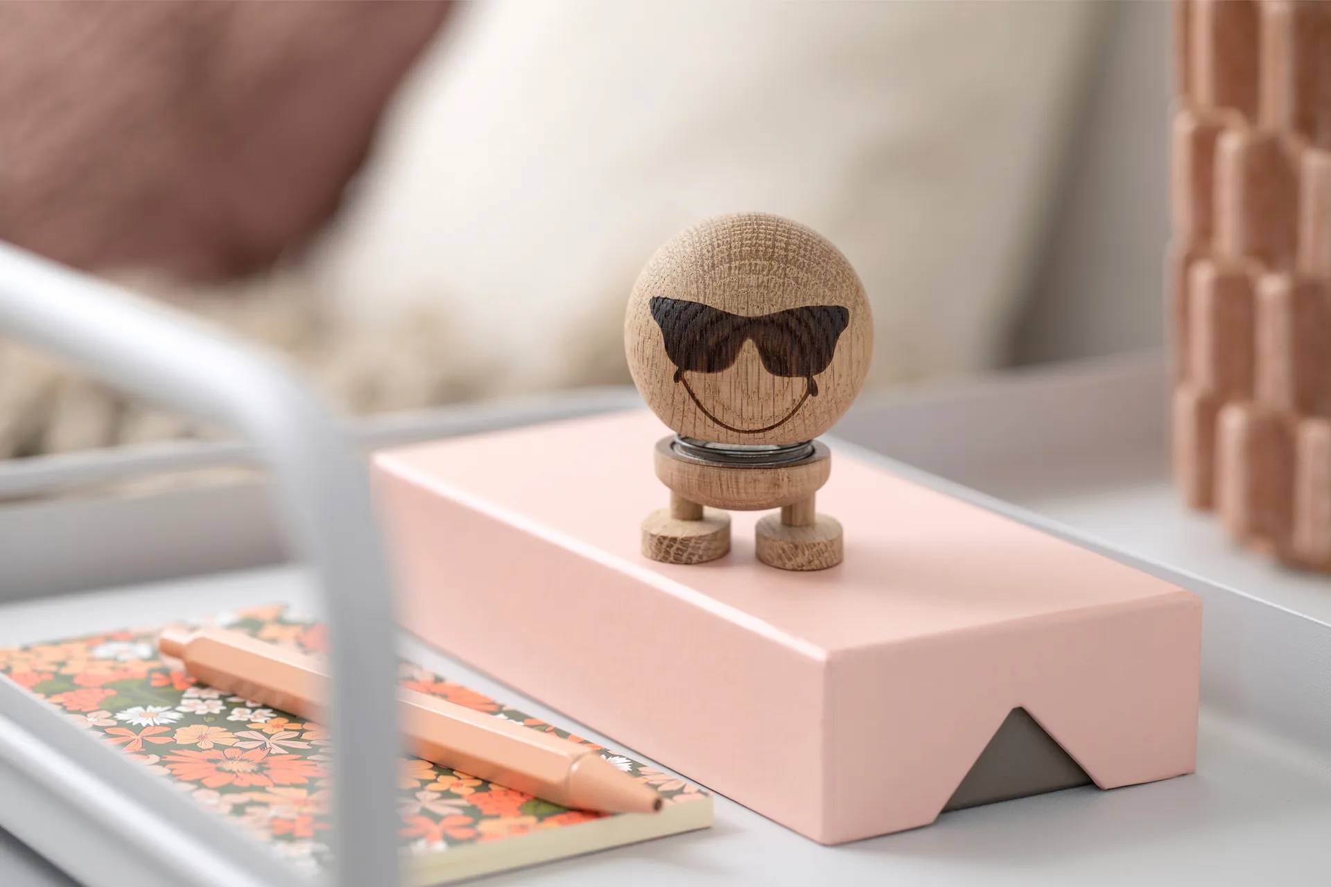 Hoptimist Smiley Cool S figur, Raw oak Hoptimist