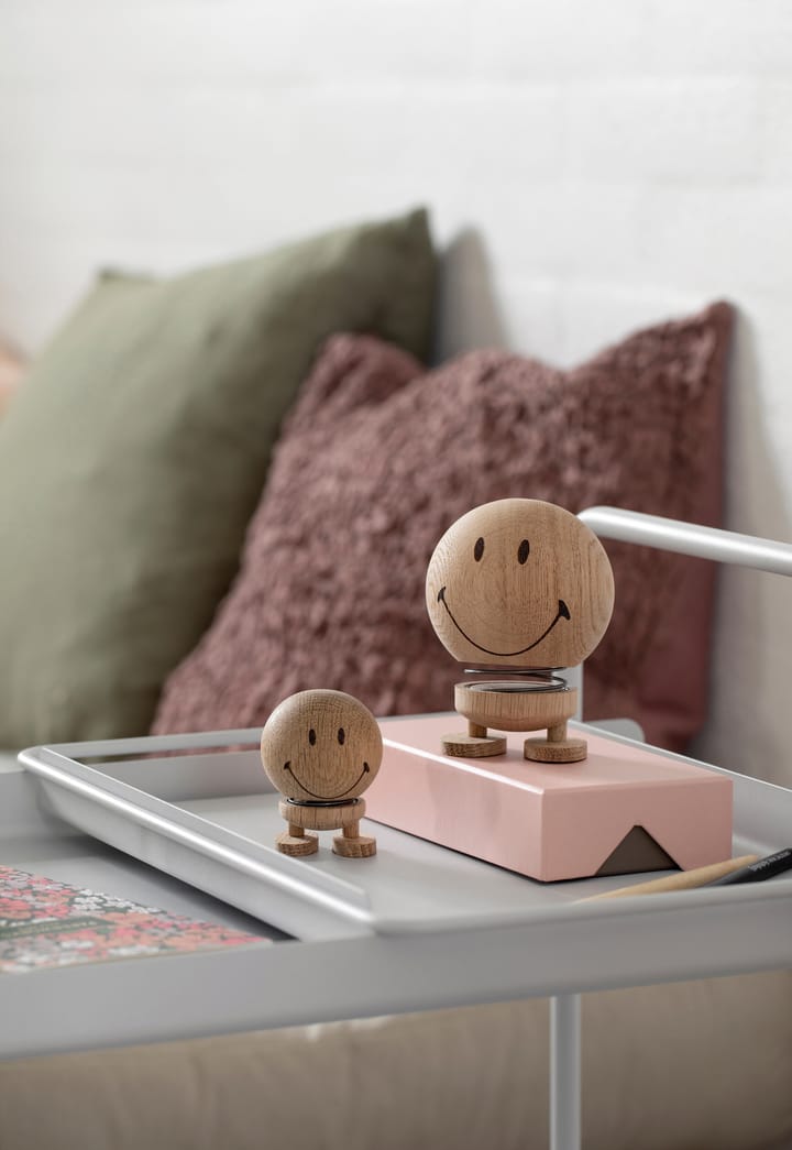 Hoptimist Smiley S statuetka, Raw oak Hoptimist